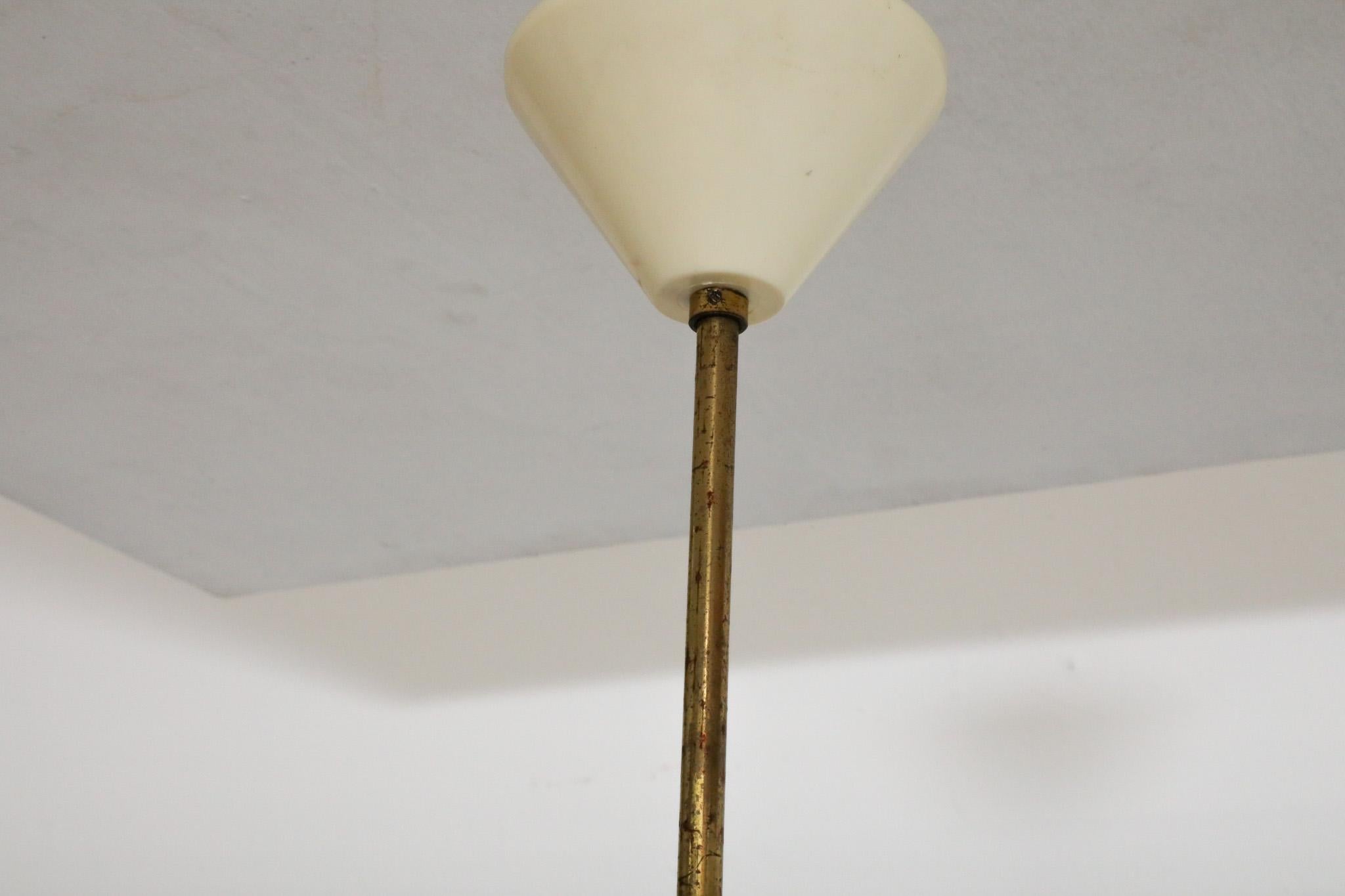 Ciondolo da soffitto danese di metà secolo in vetro latte pressato doppio in vendita 1