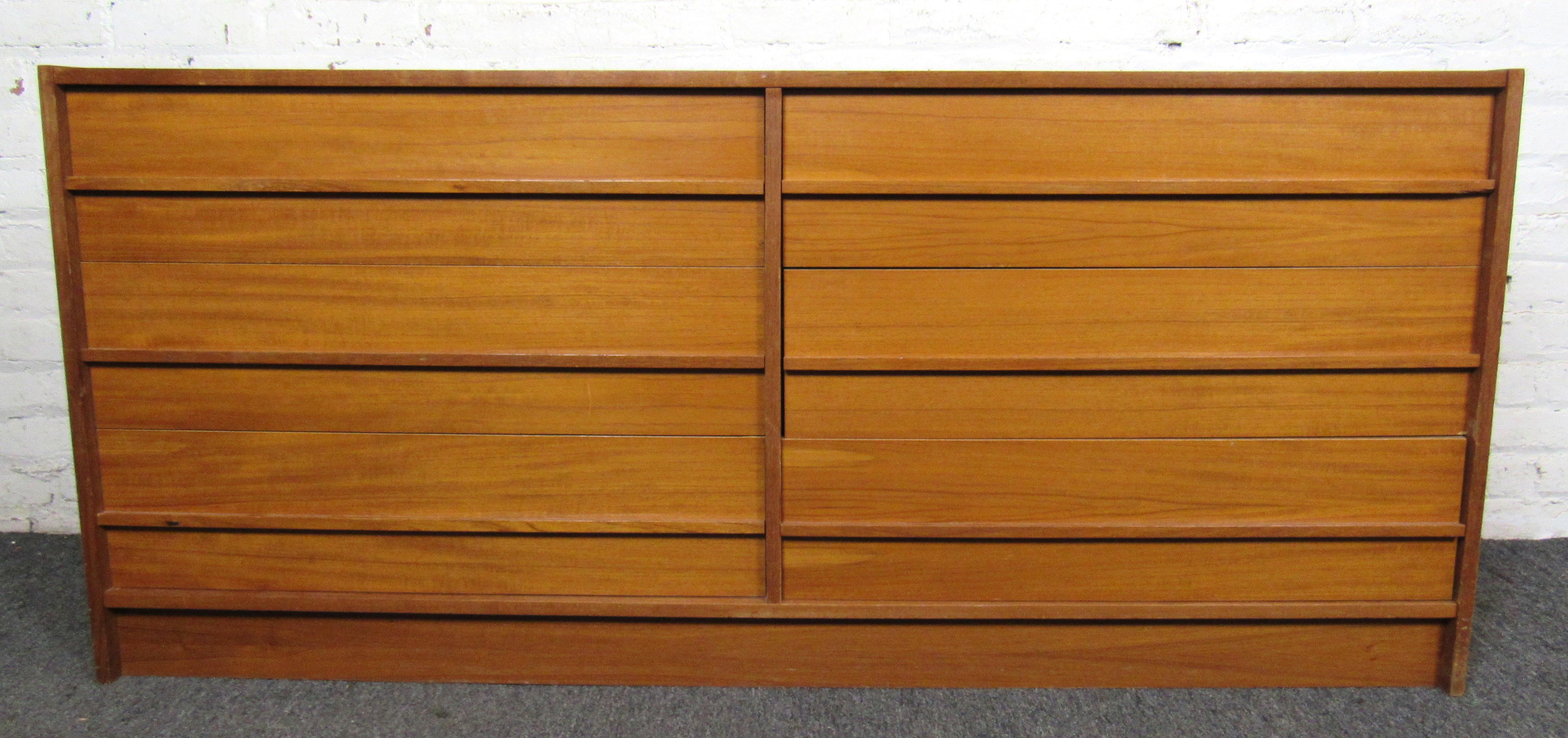Mid-Century Modern style long dresser with six wide drawers. Warm teak veneer throughout.
(Please confirm location NY or NJ).