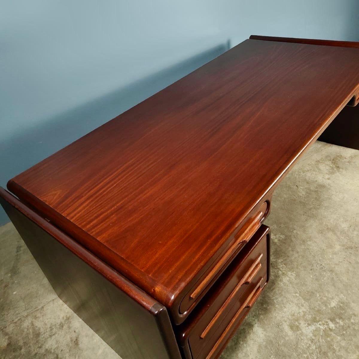 dyrlund desk
