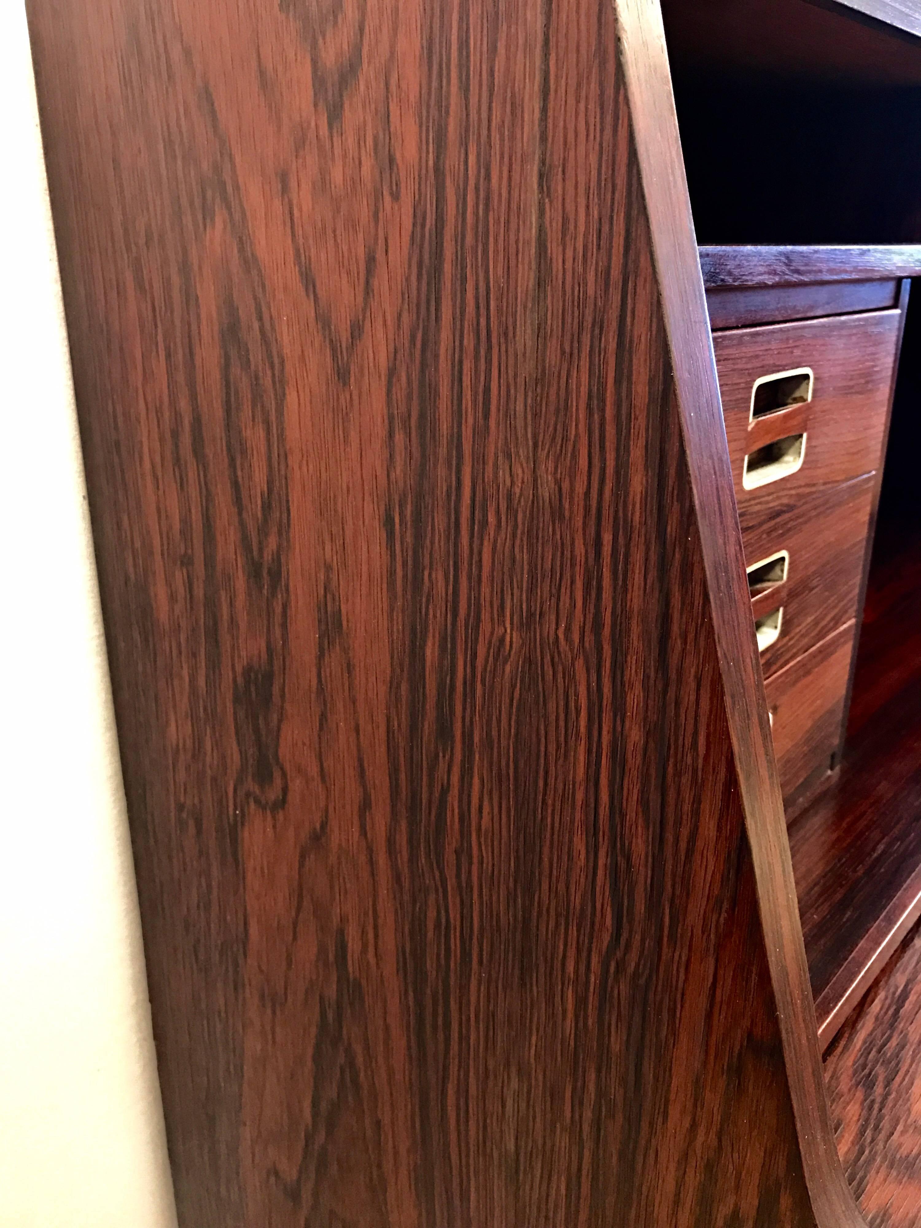 Dyrlund:: Danemark:: milieu du siècle:: bois de rose:: secrétaire:: bureau:: buffet:: armoire 3