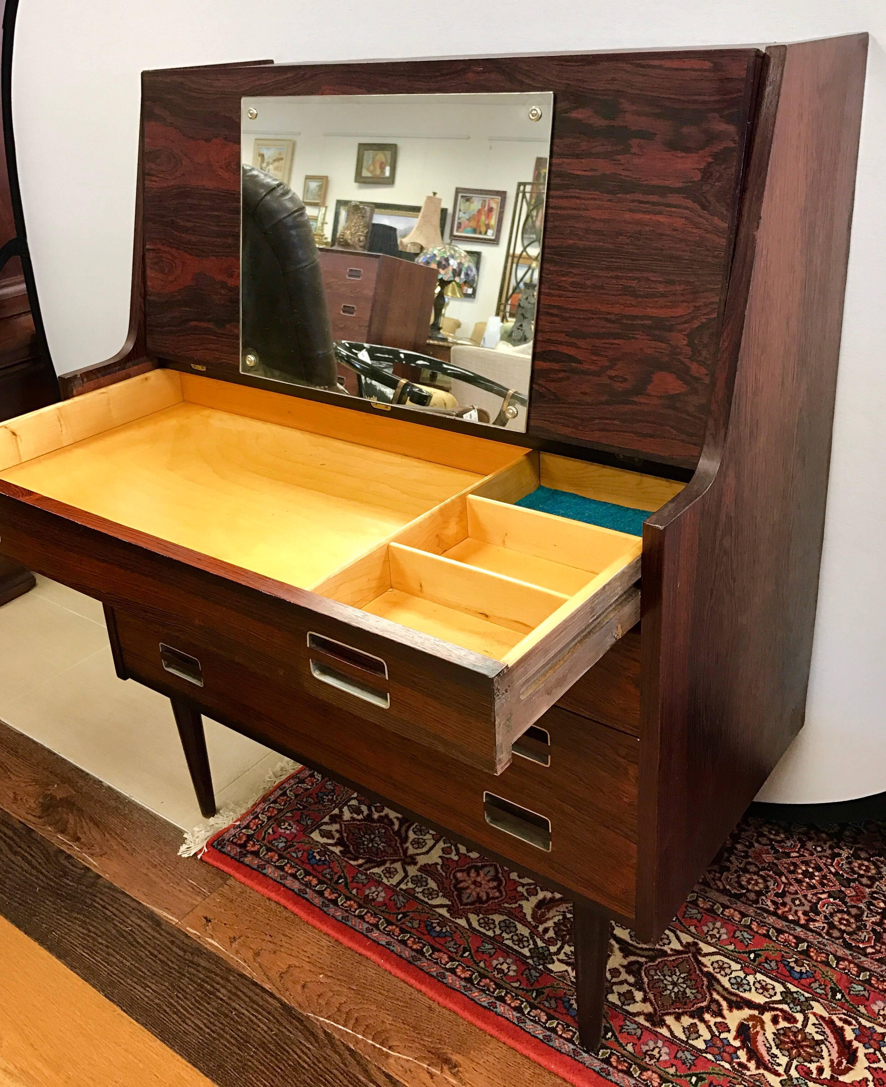 Danois Dyrlund:: Danemark:: milieu du siècle:: bois de rose:: secrétaire:: bureau:: buffet:: armoire