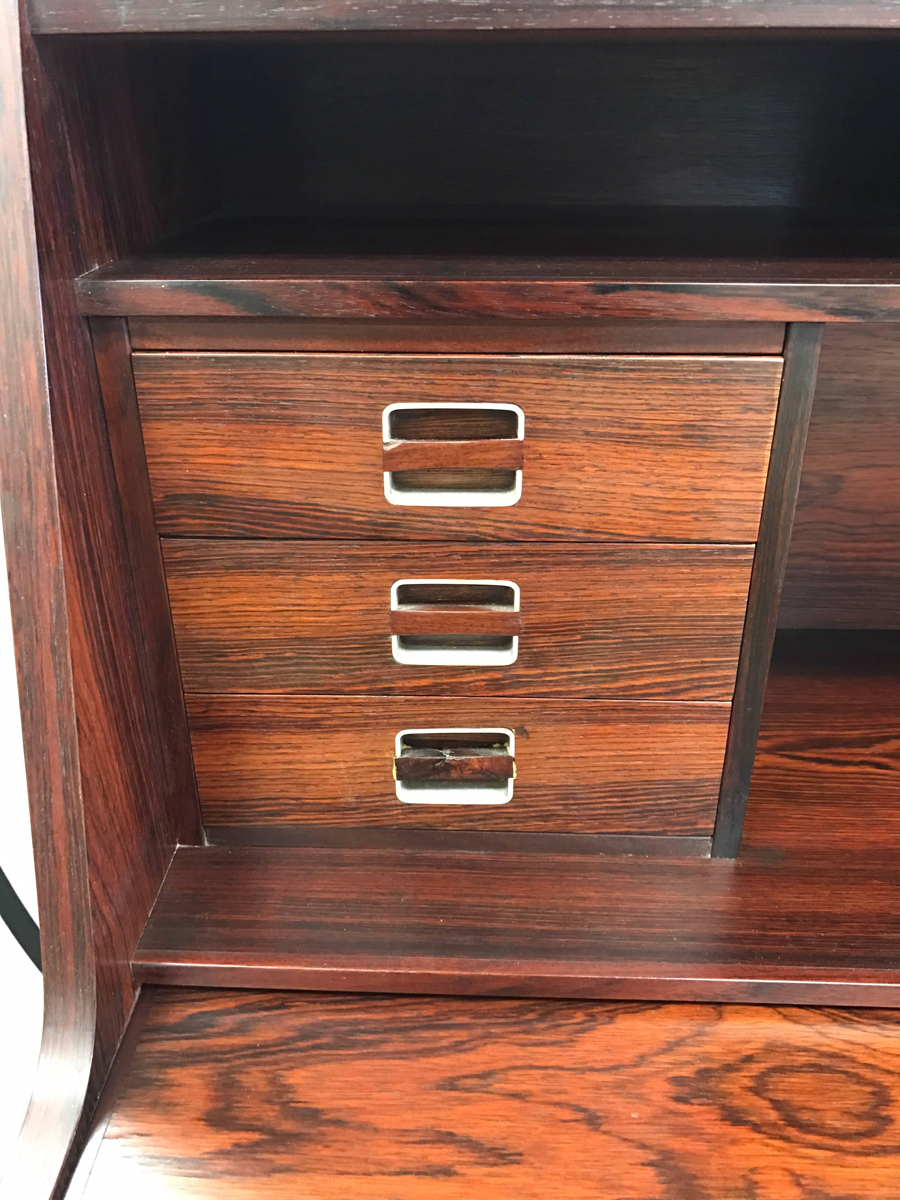 Dyrlund:: Danemark:: milieu du siècle:: bois de rose:: secrétaire:: bureau:: buffet:: armoire Excellent état à West Hartford, CT