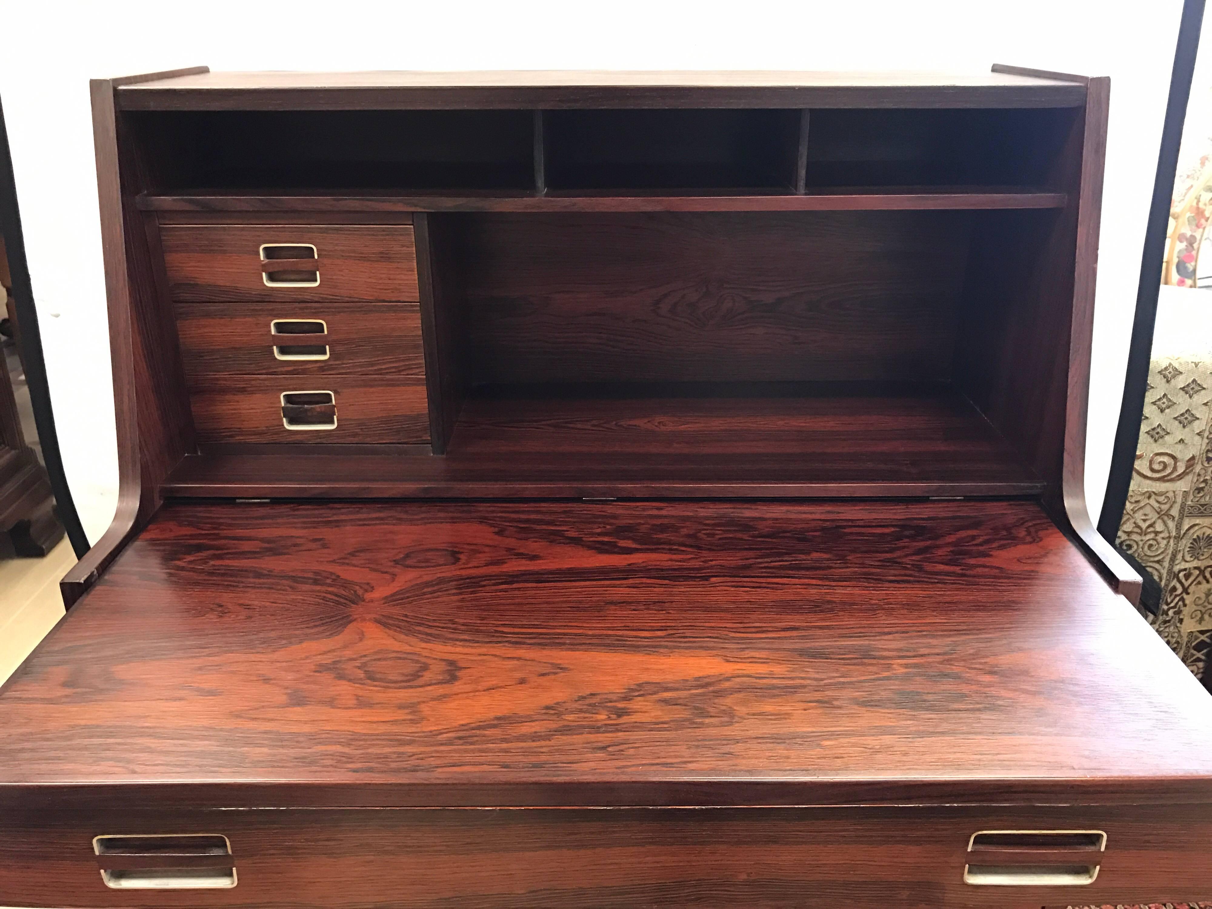 Bois de rose Dyrlund:: Danemark:: milieu du siècle:: bois de rose:: secrétaire:: bureau:: buffet:: armoire
