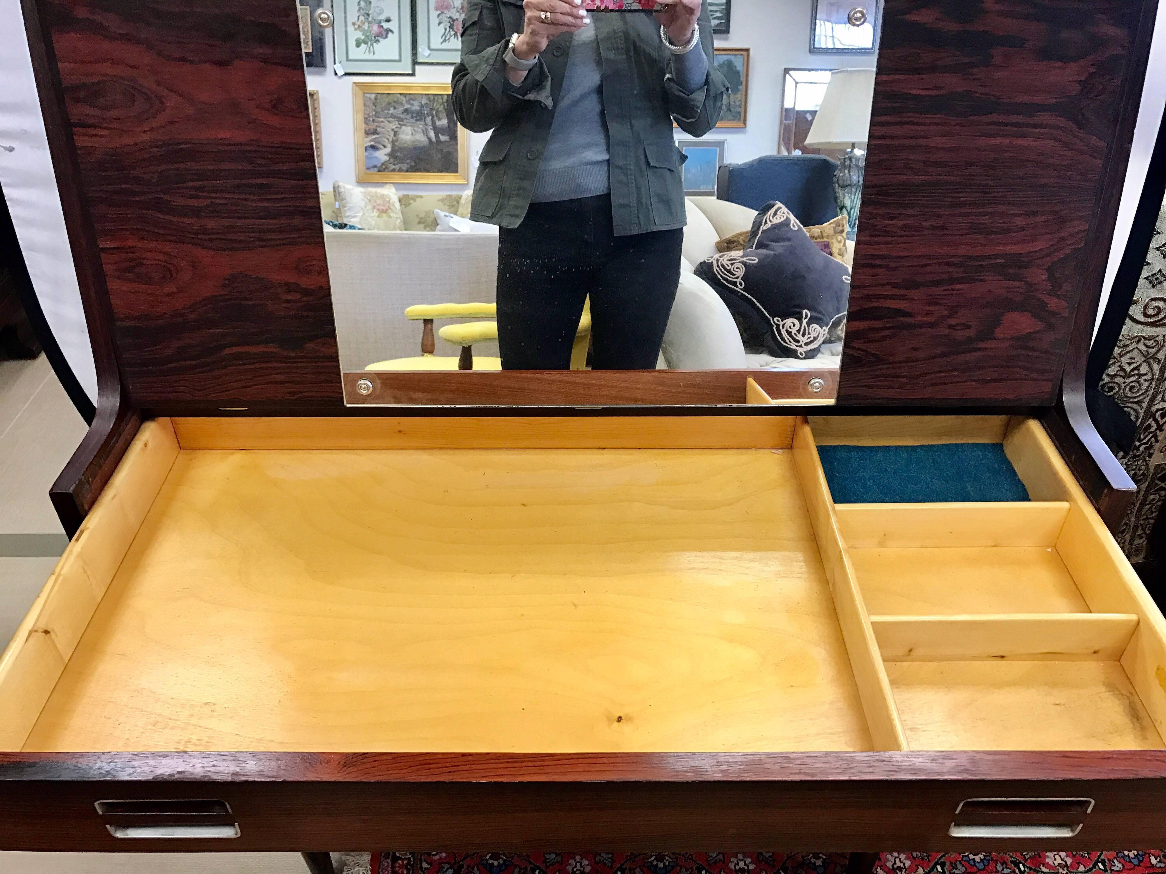 Dyrlund:: Danemark:: milieu du siècle:: bois de rose:: secrétaire:: bureau:: buffet:: armoire 1