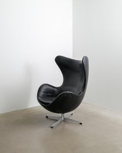 Dänischer „Egg Chair“ aus der Mitte des Jahrhunderts aus schwarzem Original-Leder von Arne Jacobsen, 1963