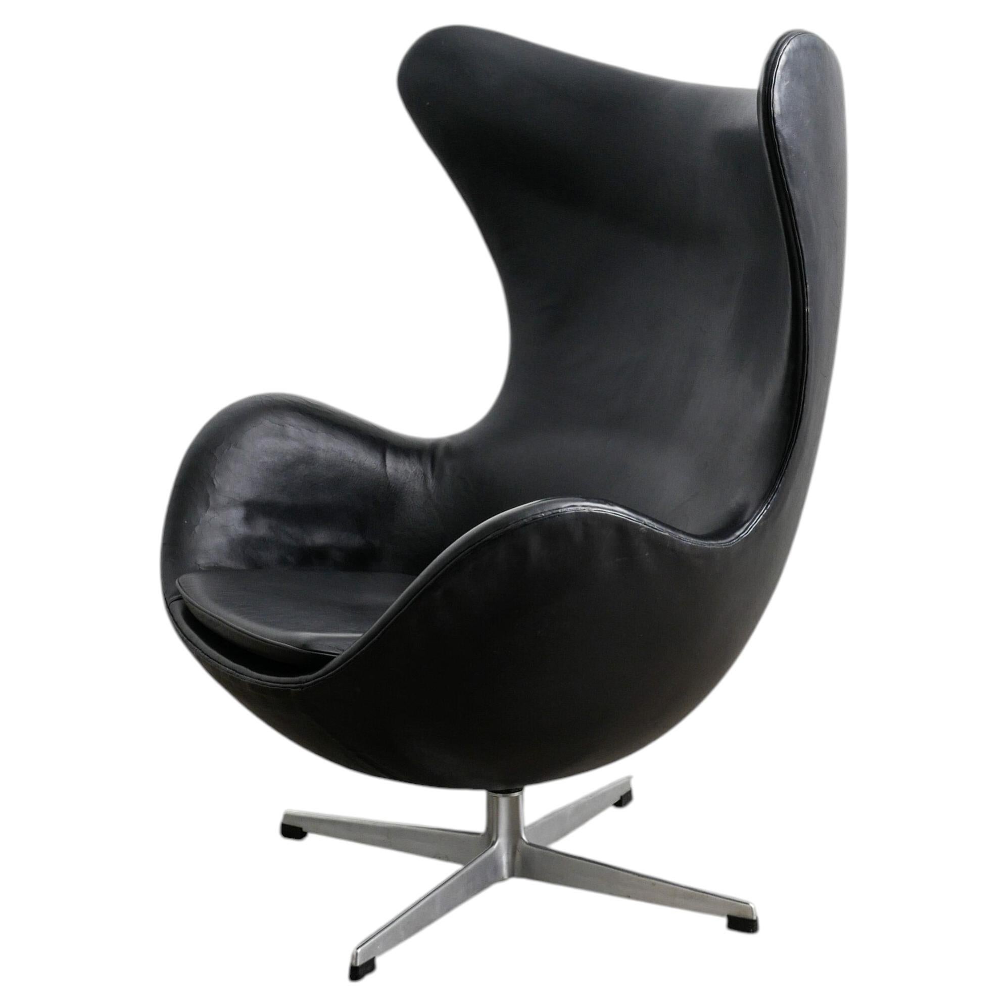 Danish Mid Century "Egg Chair" in Black Original Leather by Arne Jacobsen, 1963