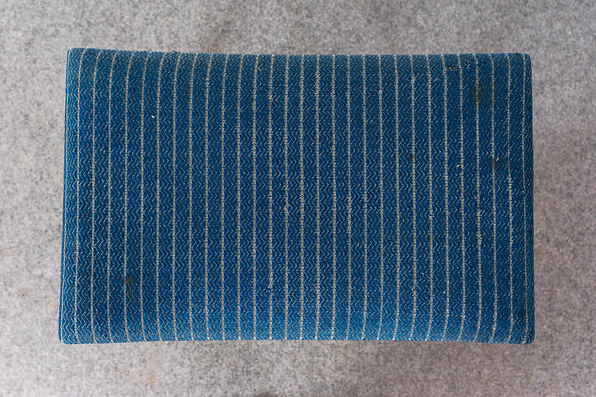 Dänischer Ulmen-Fußhocker aus der Jahrhundertmitte  im Zustand „Gut“ im Angebot in VANCOUVER, CA