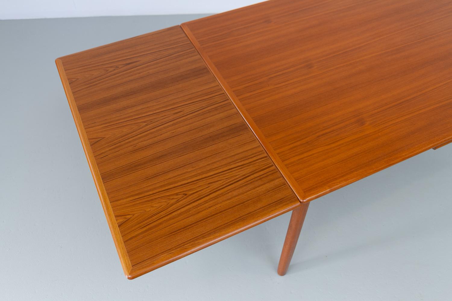 Danish Mid-Century Extendable Teak Dining Table, 1960s. For Sale 5