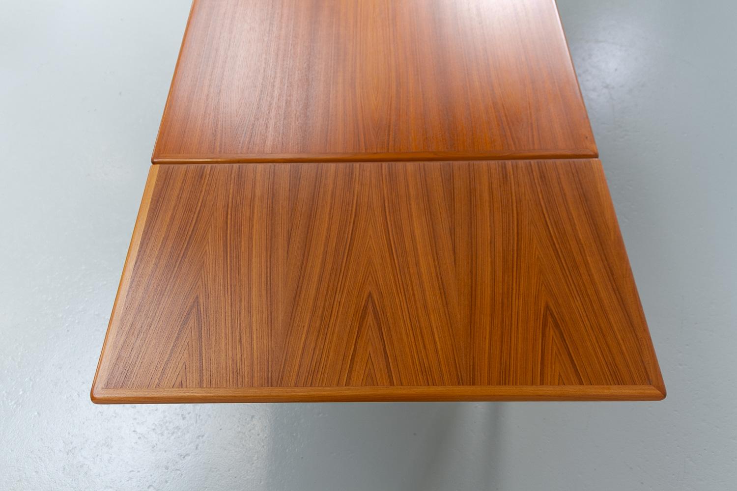 Danish Mid-Century Extendable Teak Dining Table, 1960s. For Sale 6