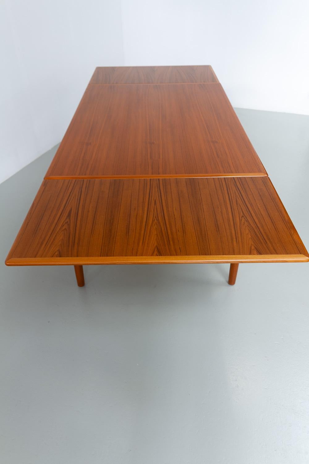 Danish Mid-Century Extendable Teak Dining Table, 1960s. For Sale 7