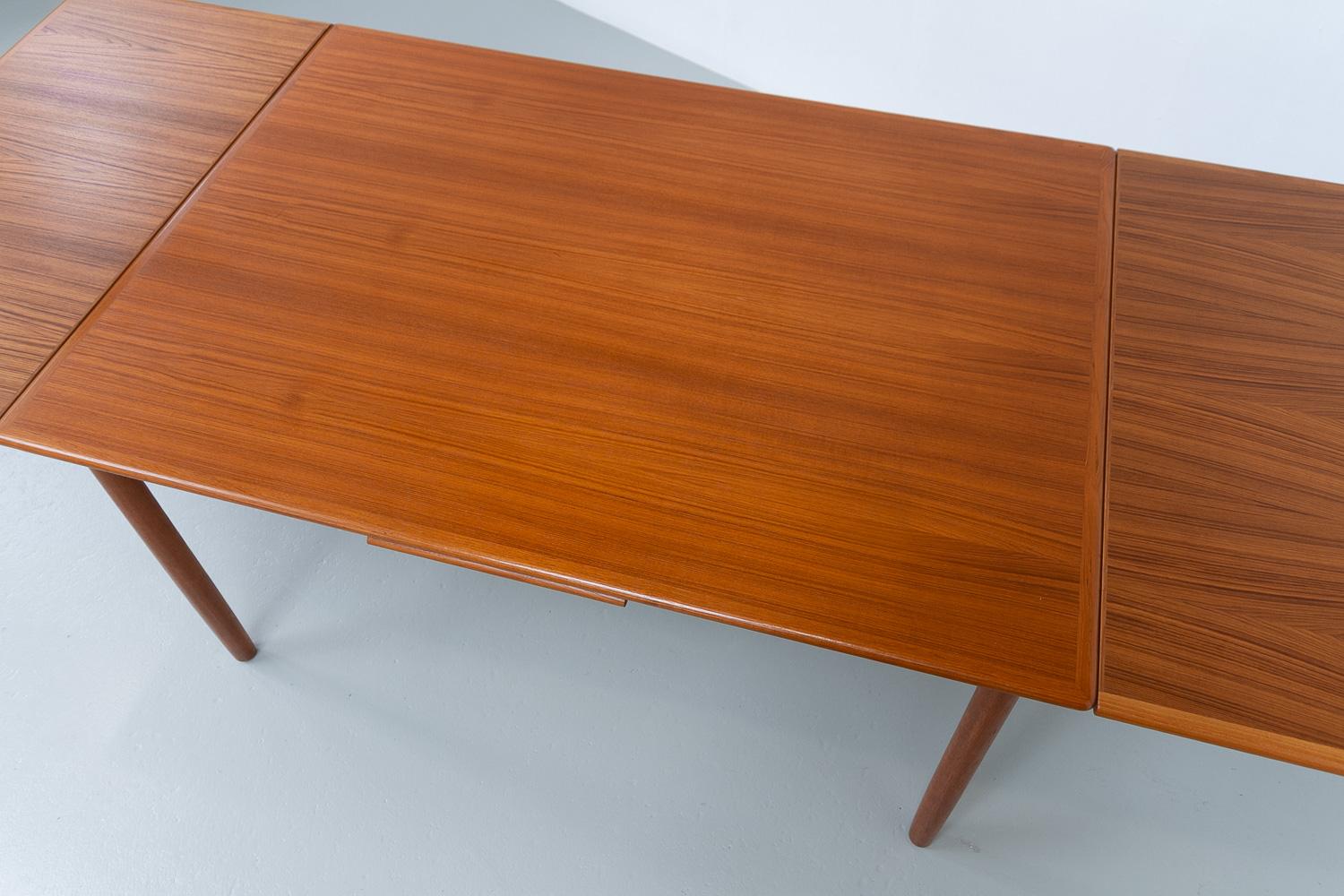Danish Mid-Century Extendable Teak Dining Table, 1960s. For Sale 10