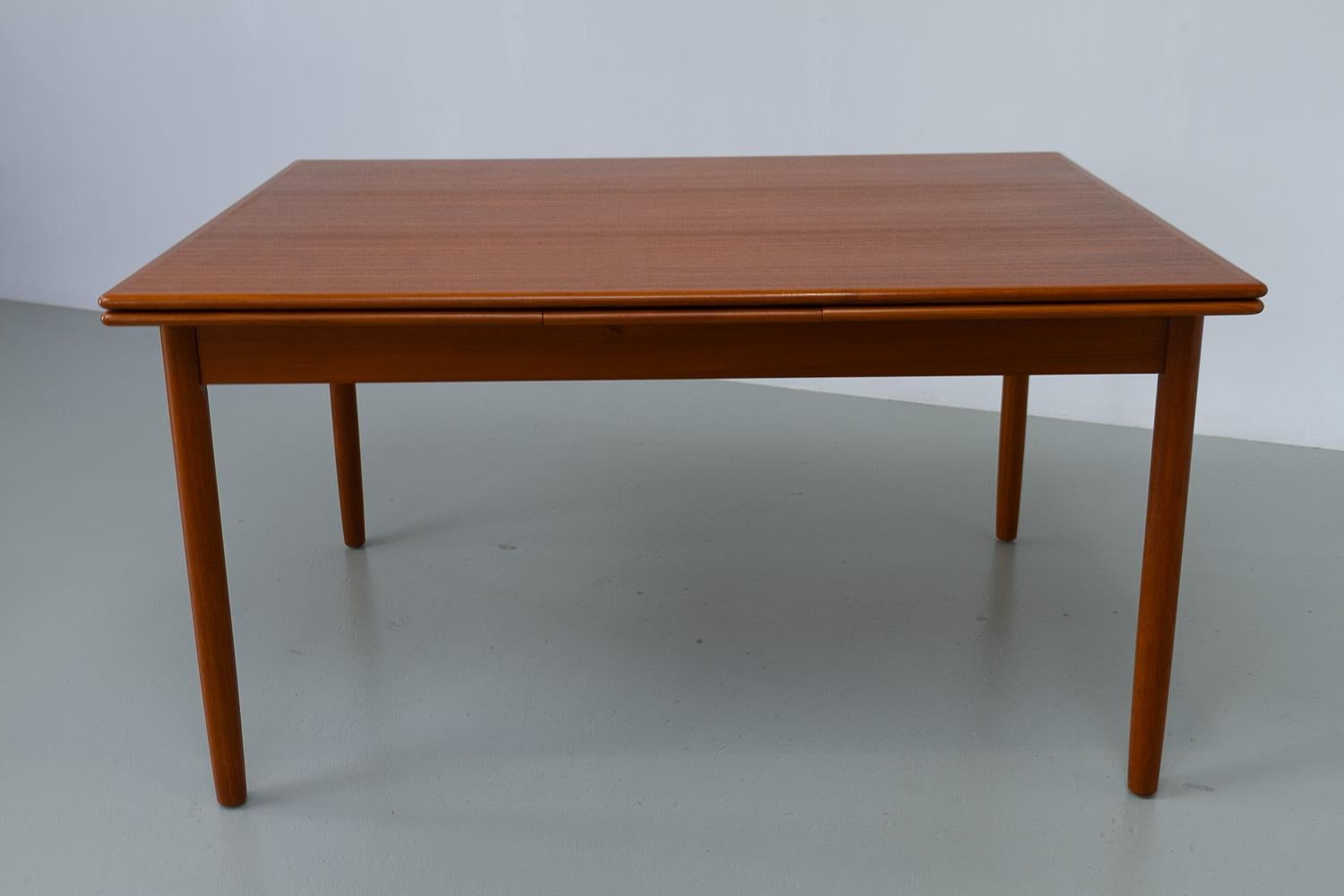 Danish Mid-Century Extendable Teak Dining Table, 1960s.

Scandinavian Mid-Century Modern dining table in teak with two pull out extension leaves.

Measurements:
Not extended: 139.5 x 99.5 x 74.5 cm
Extended: 245 x 99.5 x 74.5 cm

This extending