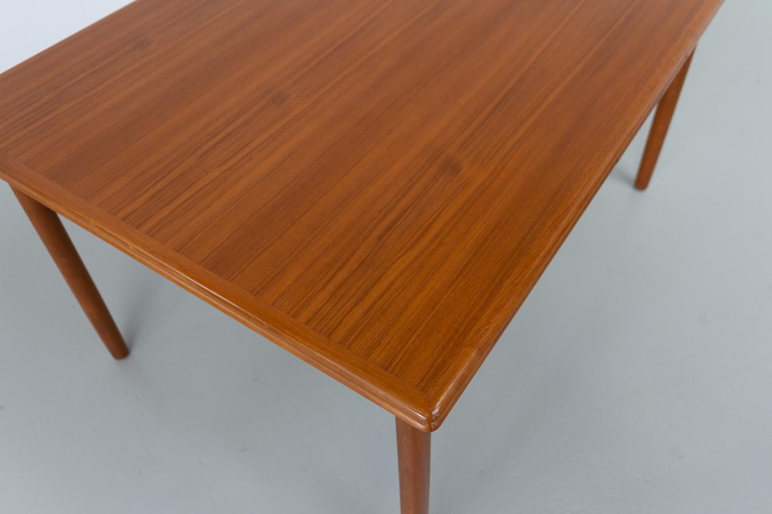 Danish Mid-Century Extendable Teak Dining Table, 1960s. In Good Condition For Sale In Asaa, DK