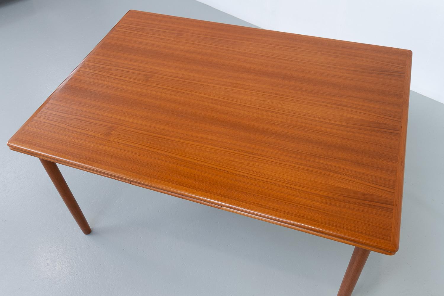 Danish Mid-Century Extendable Teak Dining Table, 1960s. For Sale 1