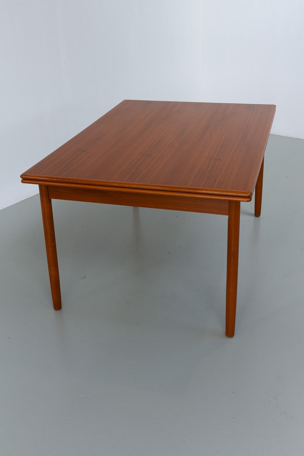 Danish Mid-Century Extendable Teak Dining Table, 1960s. For Sale 2