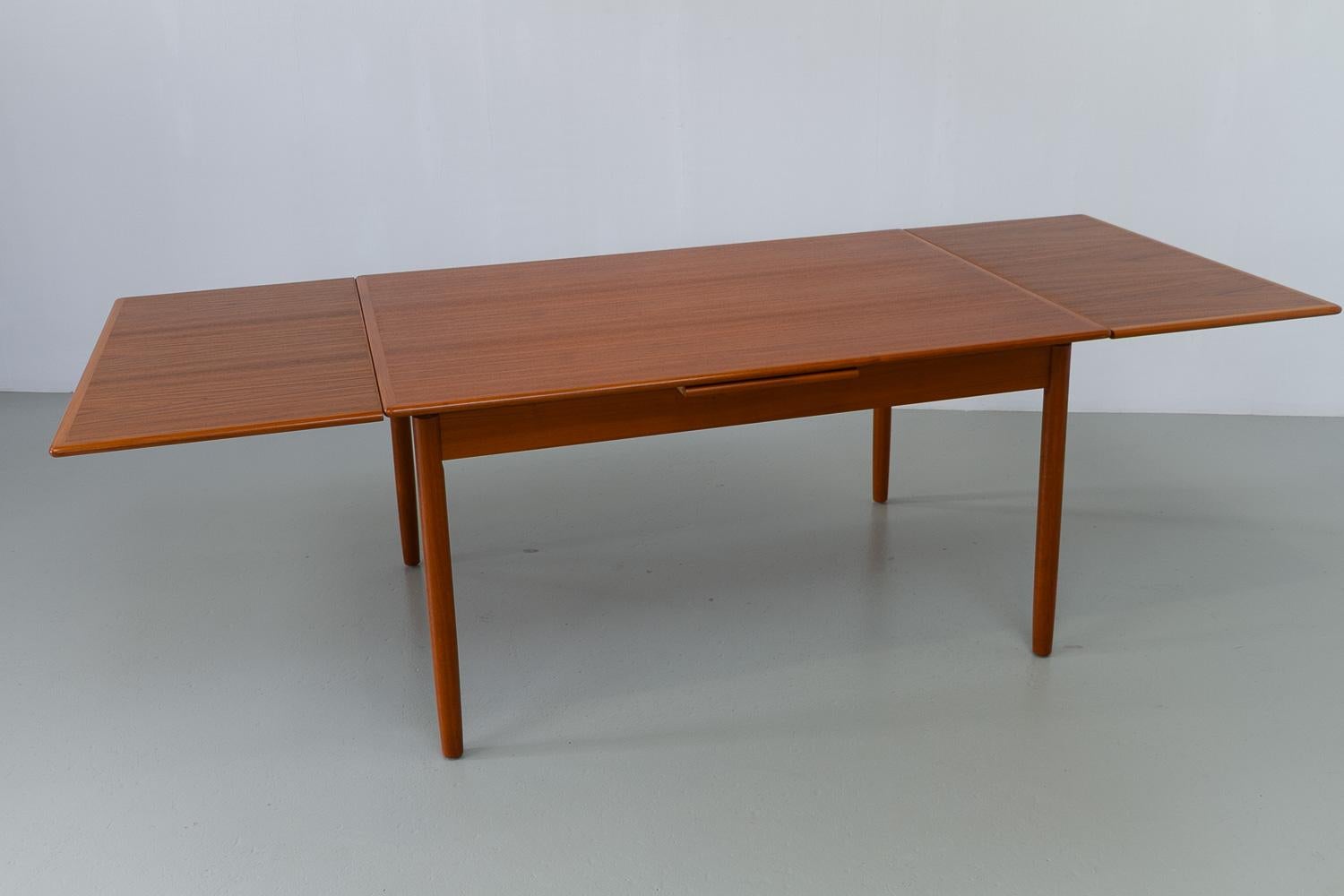 Danish Mid-Century Extendable Teak Dining Table, 1960s. For Sale 4