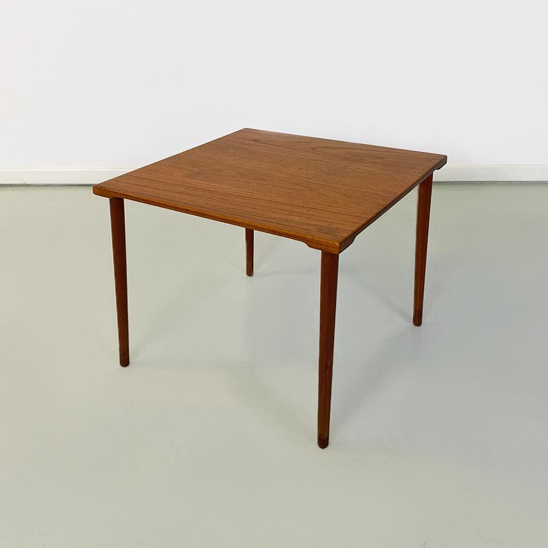 Danish mid century modern square solid teak FD544 coffee table by France & Son for France & Daverkosen, 1960s.
Coffee table model FD544, of Danish origin, entirely in solid teak wood, with square-shaped top, shaped profiles and removable legs with