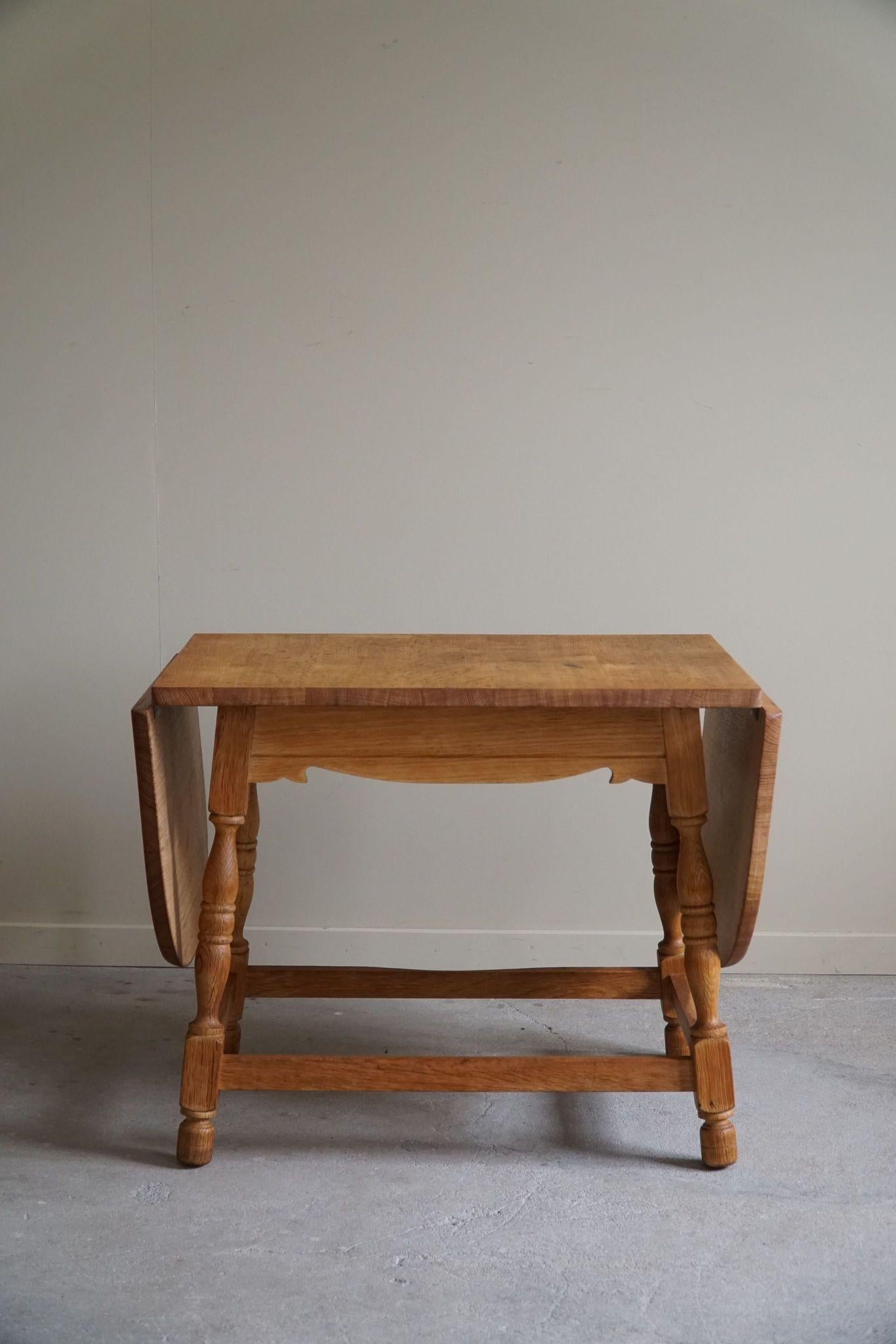 Table d'appoint pliante danoise du milieu du siècle en Oak, Henning Kjærnulf, années 1960 en vente 3