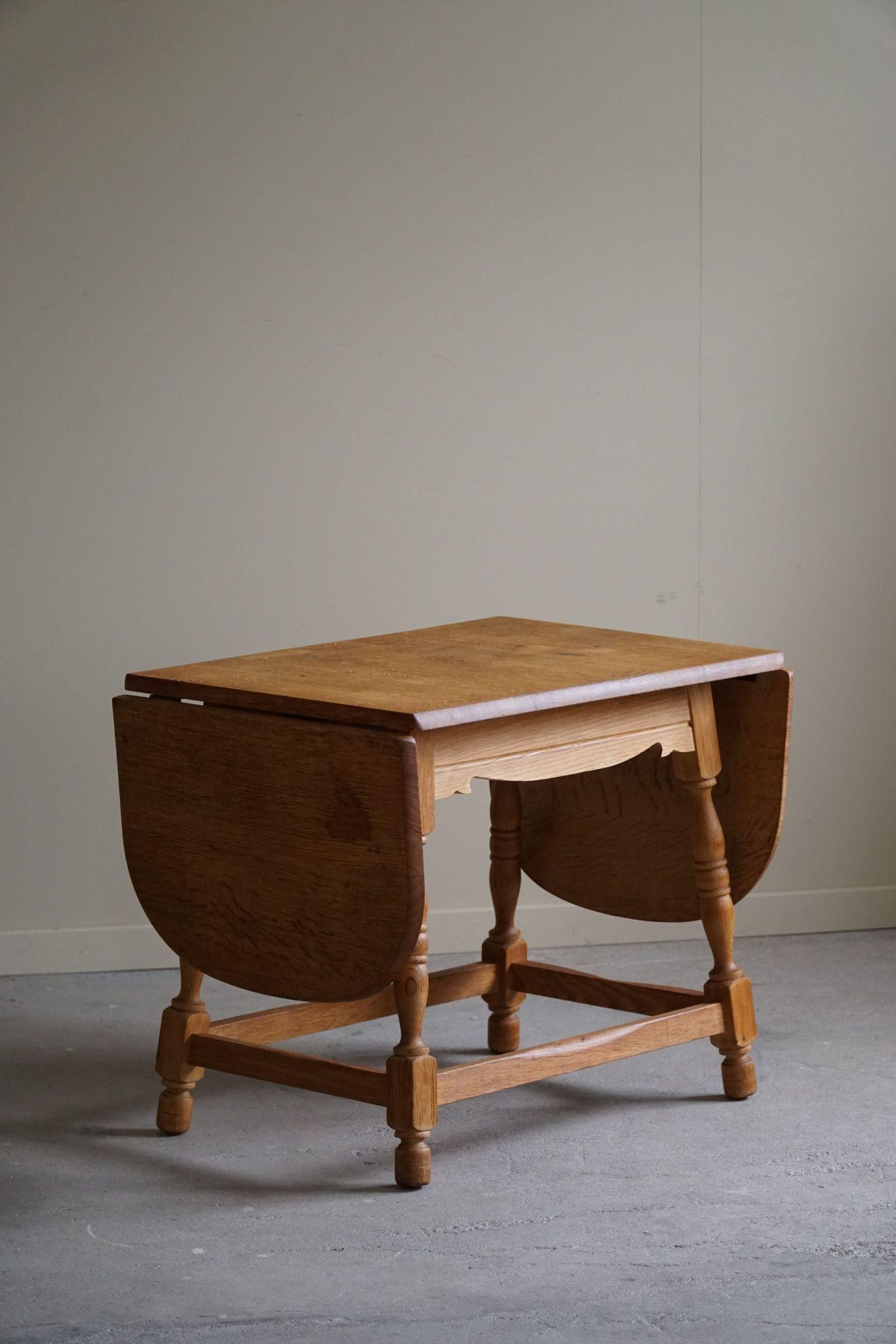Danish Mid Century Folding Side Table in Oak, Henning Kjærnulf, 1960s In Good Condition For Sale In Odense, DK