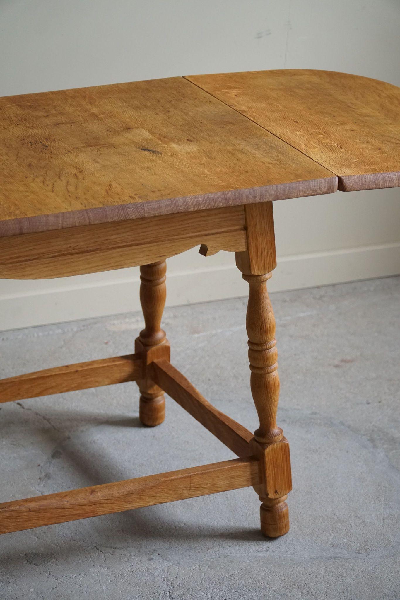 20ième siècle Table d'appoint pliante danoise du milieu du siècle en Oak, Henning Kjærnulf, années 1960 en vente