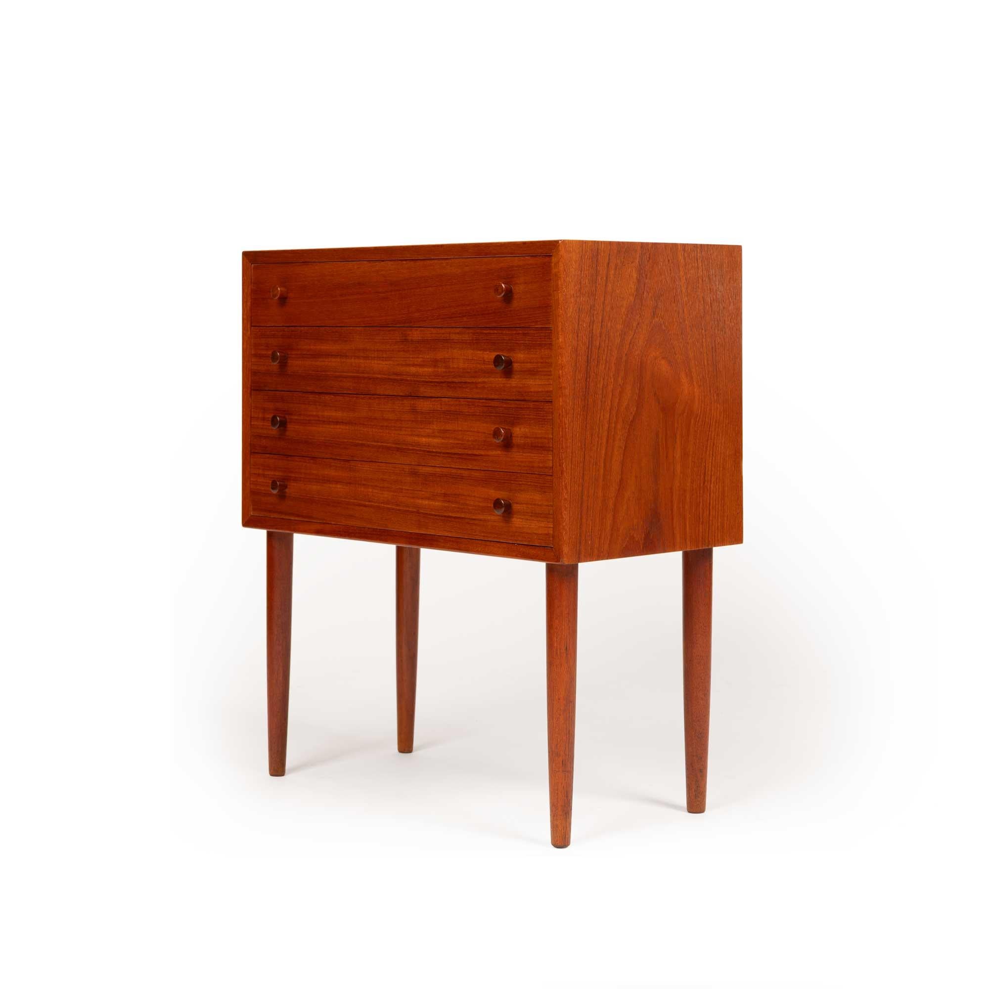 Cette commode danoise vintage en teck est un exemple étonnant de l'artisanat moderne du milieu du siècle, mettant en valeur l'élégance et la qualité intemporelles associées au design scandinave. Fabriquée en bois de teck riche et chaud, la commode