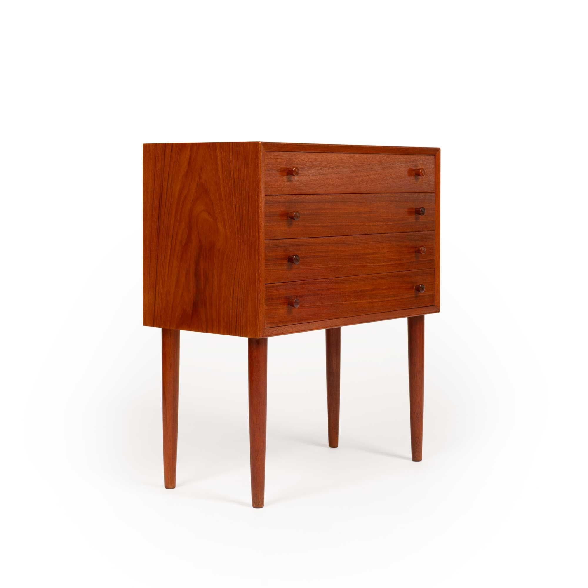 Mid-Century Modern Coffre danois en teck à quatre tiroirs du milieu du siècle 1960 en vente