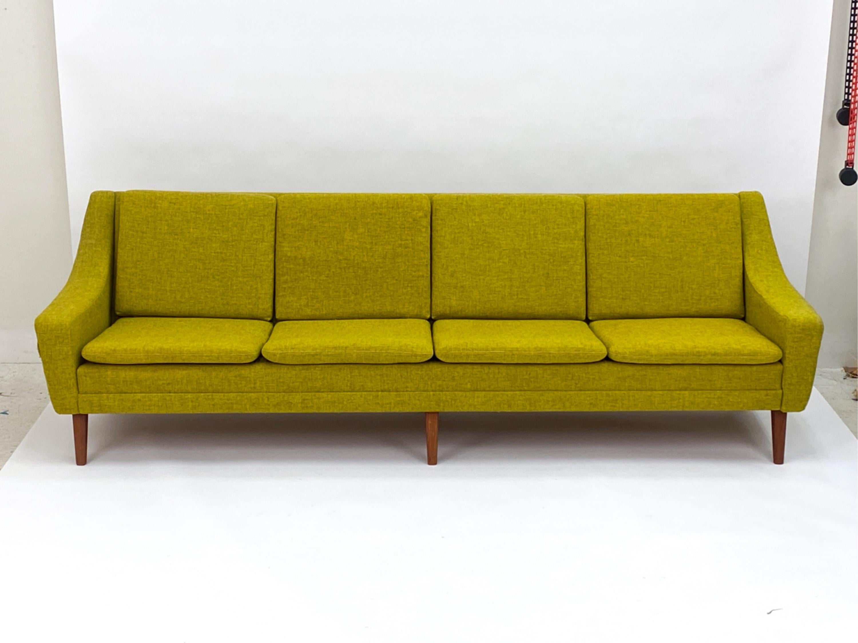 Mid-Century Modern Canapé quatre places en laine et teck danois du milieu du siècle dernier en vente
