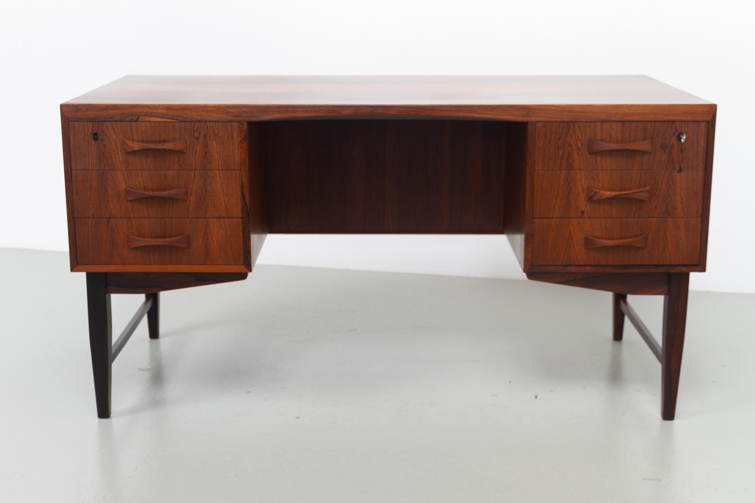 Mid-Century moderno Scrivania danese di metà secolo in palissandro di Clausen & Søn, anni '60. in vendita