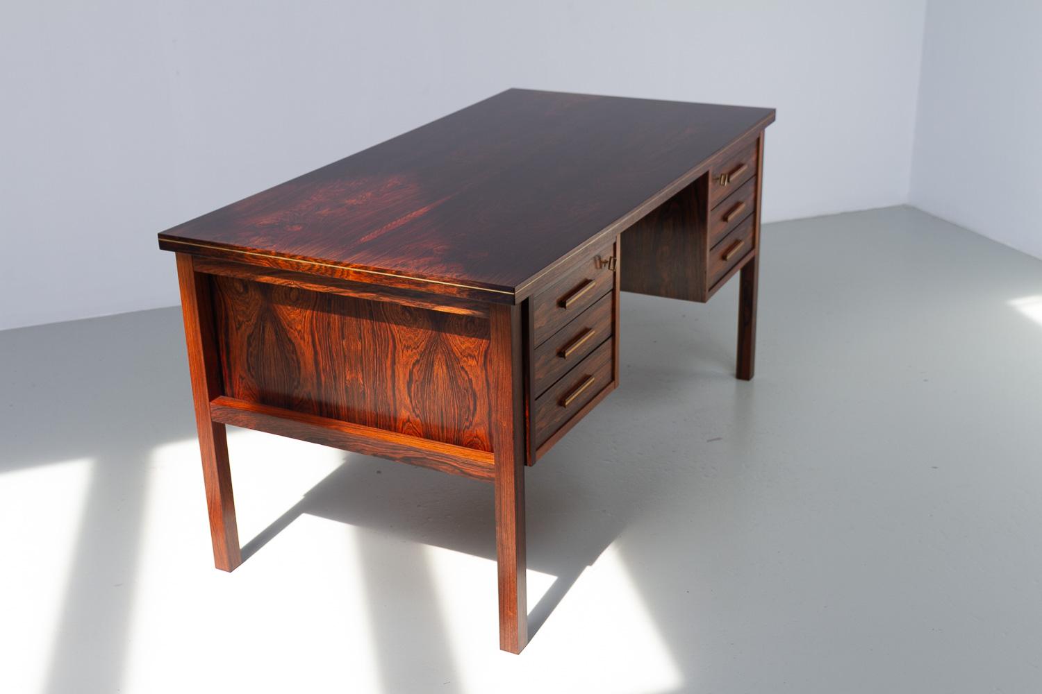 Danish Mid-Century Freestanding Rosewood Desk by Gunnar Falsig, 1960s. For Sale 4