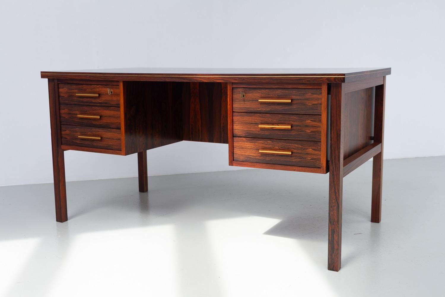 Danish Mid-Century Freestanding Rosewood Desk by Gunnar Falsig, 1960s. For Sale 11