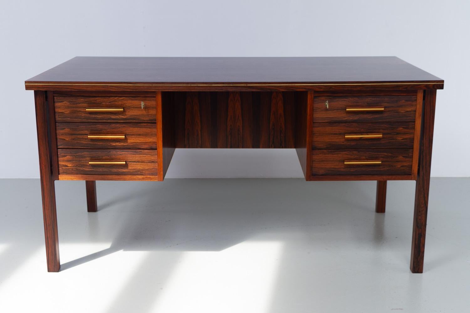 Danish Mid-Century Freestanding Rosewood Desk by Gunnar Falsig, 1960s.

Stunning Scandinavian Mid-Century Modern executive desk designed by Gunnar Falsig and manufactured by Falsigs Møbelfabrik, Holstebro in Denmark in the 1960s.

High quality