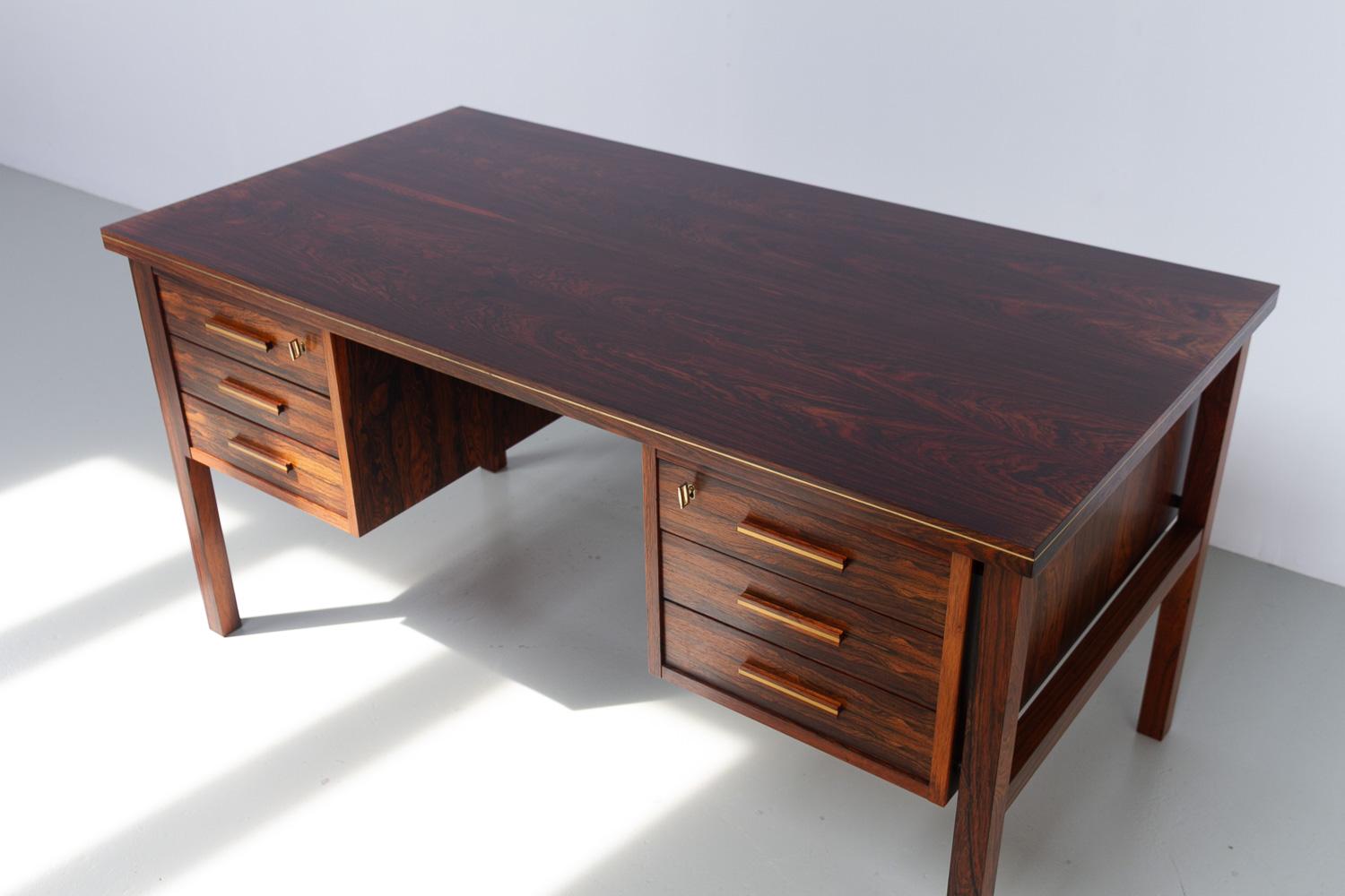 Danish Mid-Century Freestanding Rosewood Desk by Gunnar Falsig, 1960s. In Good Condition For Sale In Asaa, DK