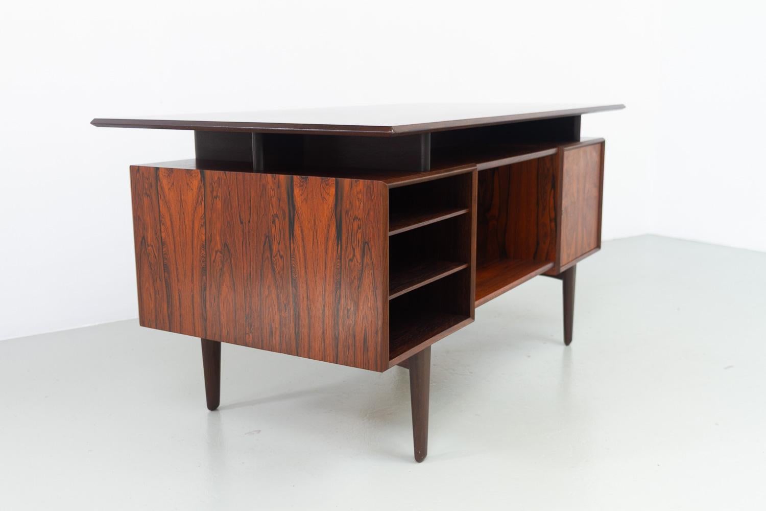 Danish Mid-Century Freestanding Rosewood Desk with Floating Top, 1960s. For Sale 5