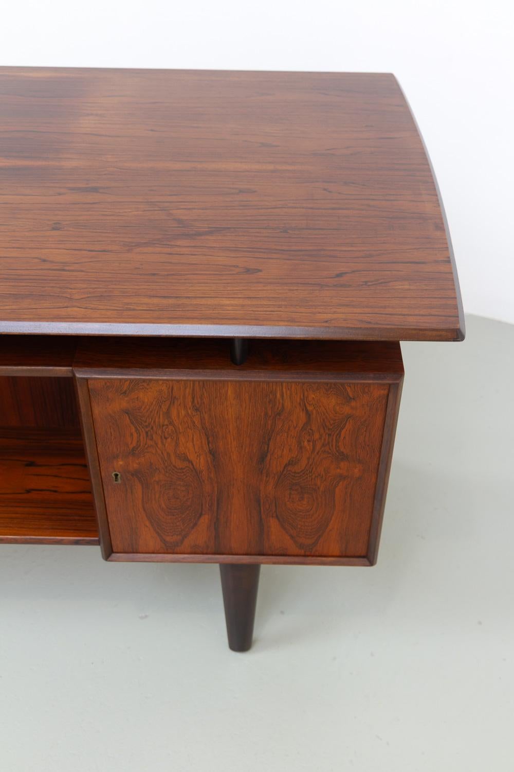 Danish Mid-Century Freestanding Rosewood Desk with Floating Top, 1960s. For Sale 8