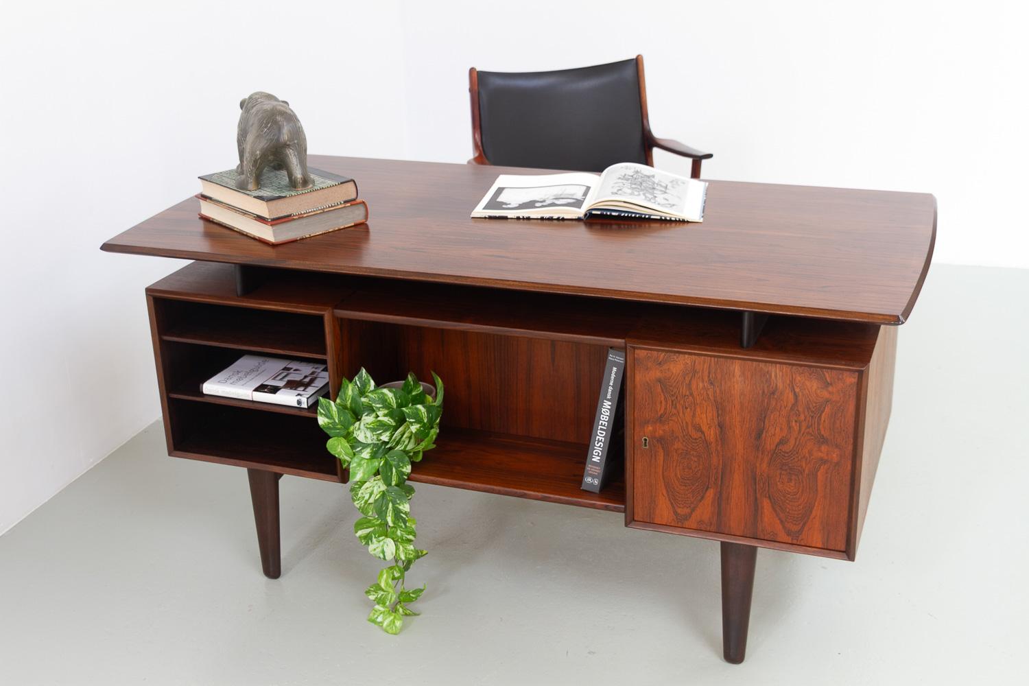 Danish Mid-Century Freestanding Rosewood Desk with Floating Top, 1960s. For Sale 10