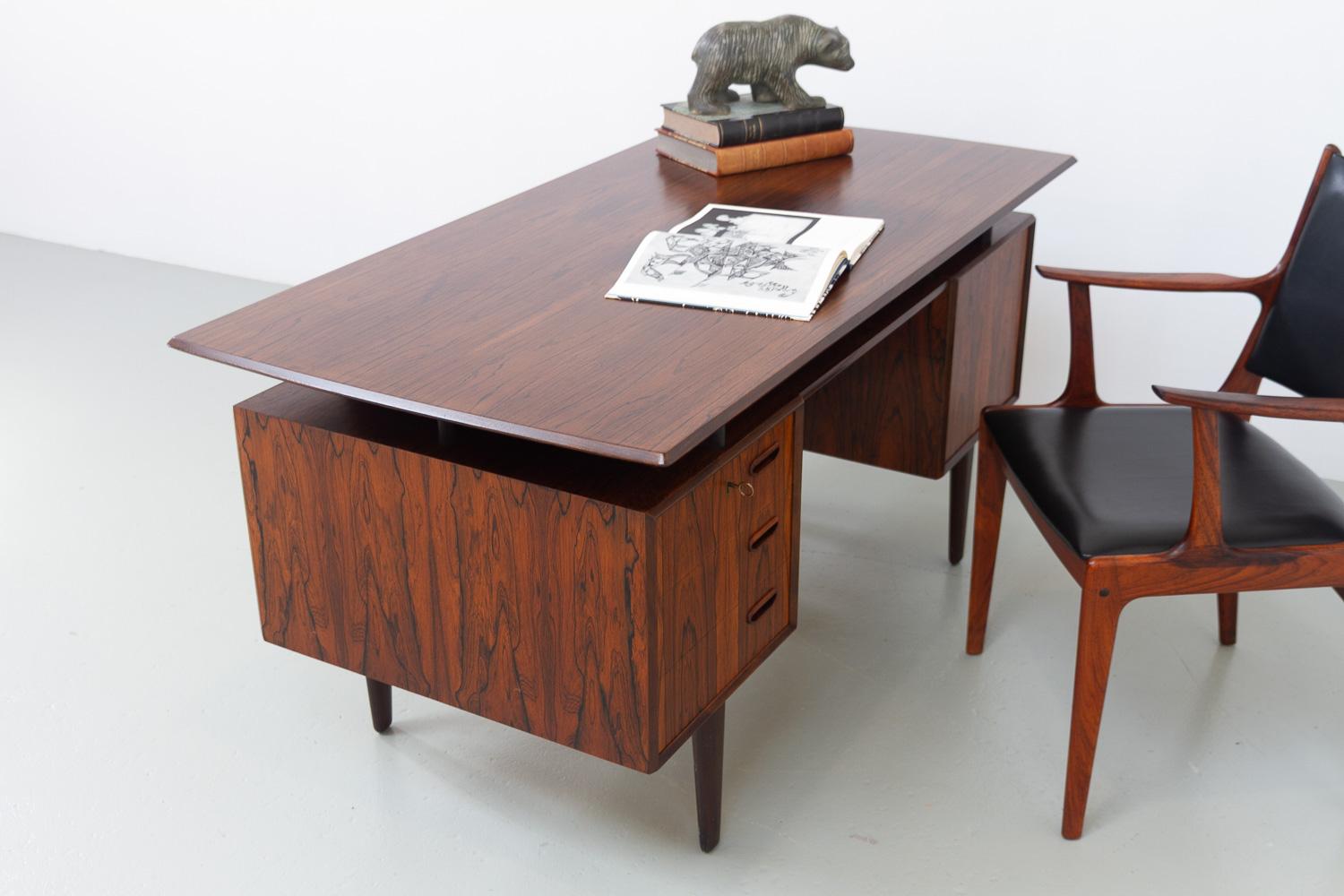 Danish Mid-Century Freestanding Rosewood Desk with Floating Top, 1960s. For Sale 14