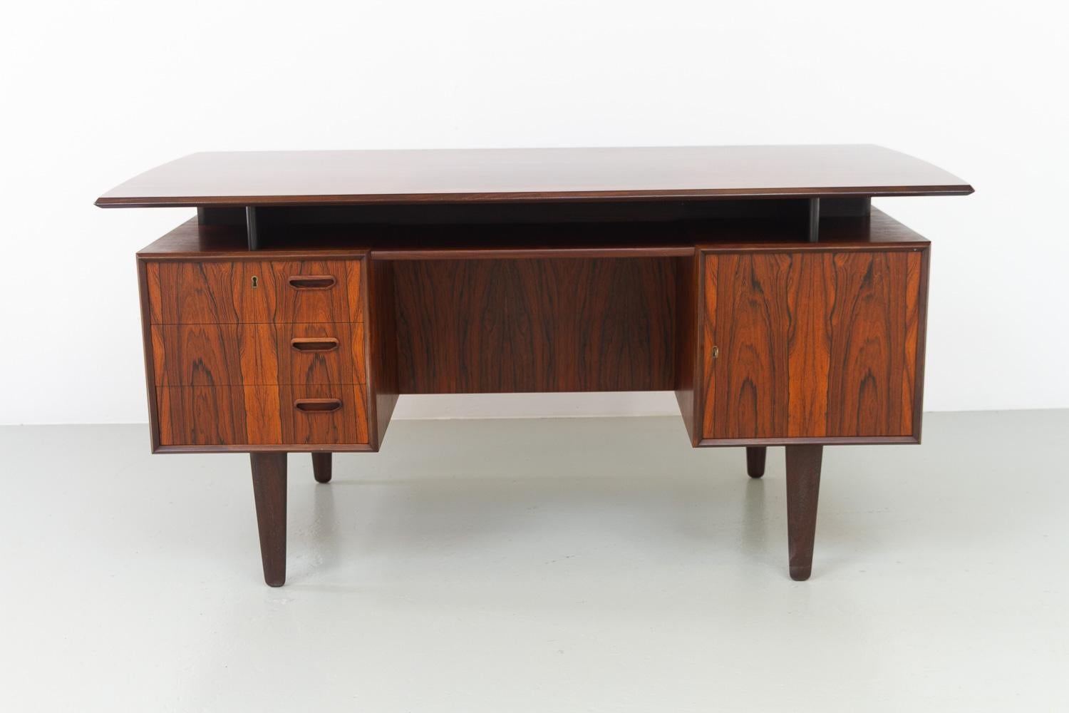 Danish Mid-Century Freestanding Rosewood Desk with Floating Top, 1960s.

Stunning Scandinavian Mid-Century Modern executive desk manufactured in Denmark in the 1960s.

High quality writing desk with exquisite details like the floating table top,