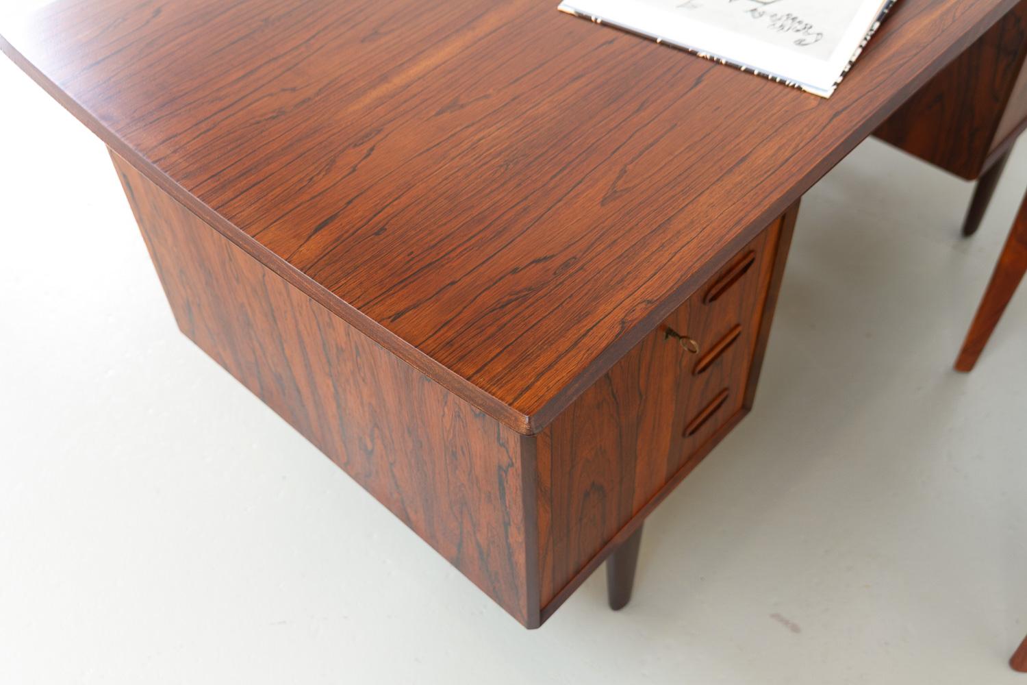 Danish Mid-Century Freestanding Rosewood Desk with Floating Top, 1960s. For Sale 15