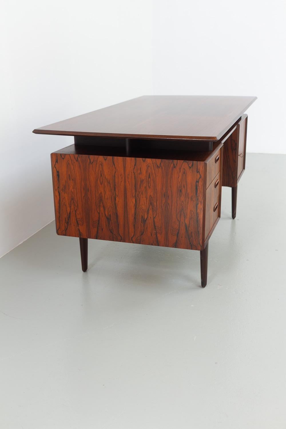Danish Mid-Century Freestanding Rosewood Desk with Floating Top, 1960s. In Good Condition For Sale In Asaa, DK