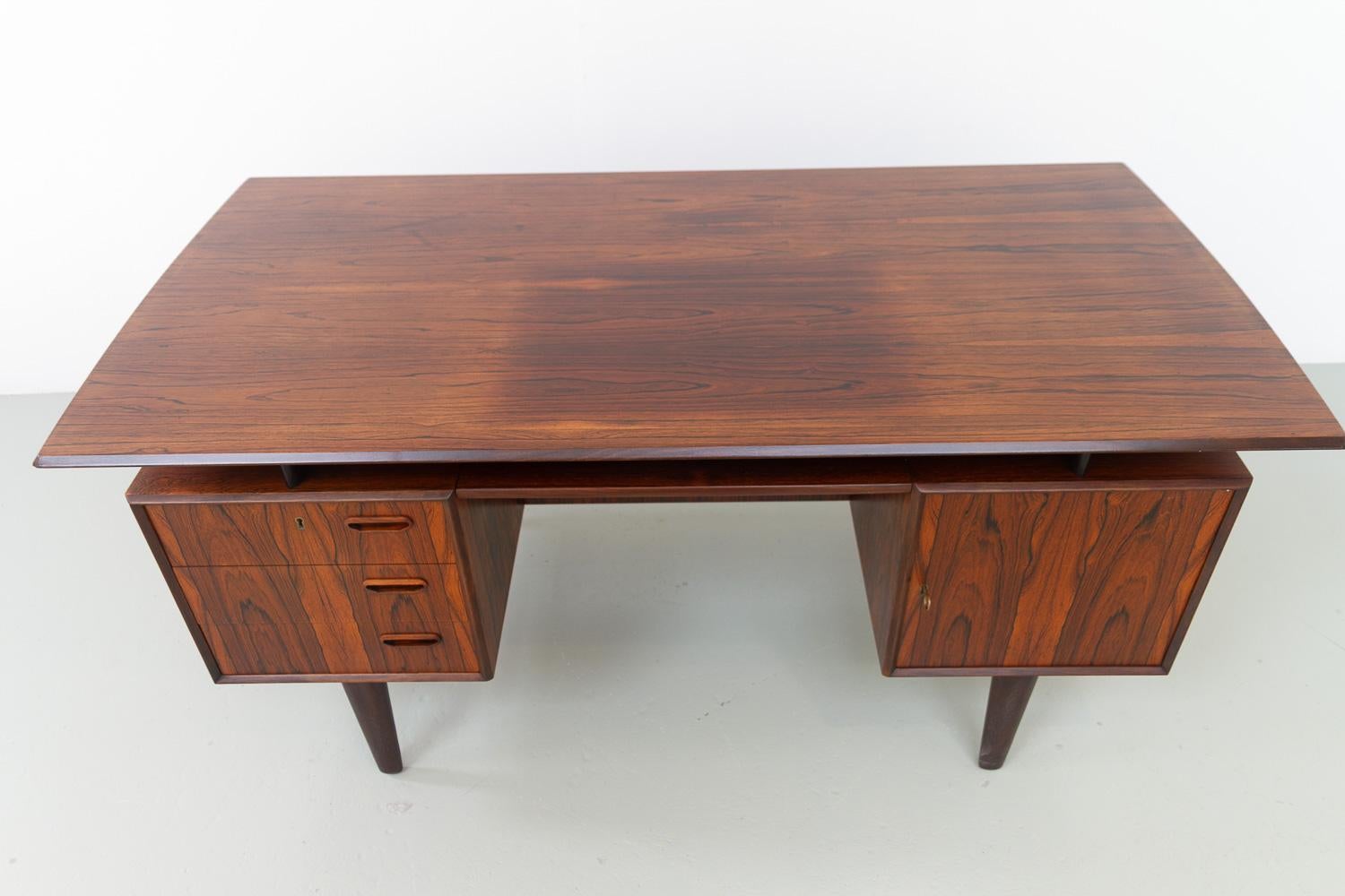 Danish Mid-Century Freestanding Rosewood Desk with Floating Top, 1960s. For Sale 1