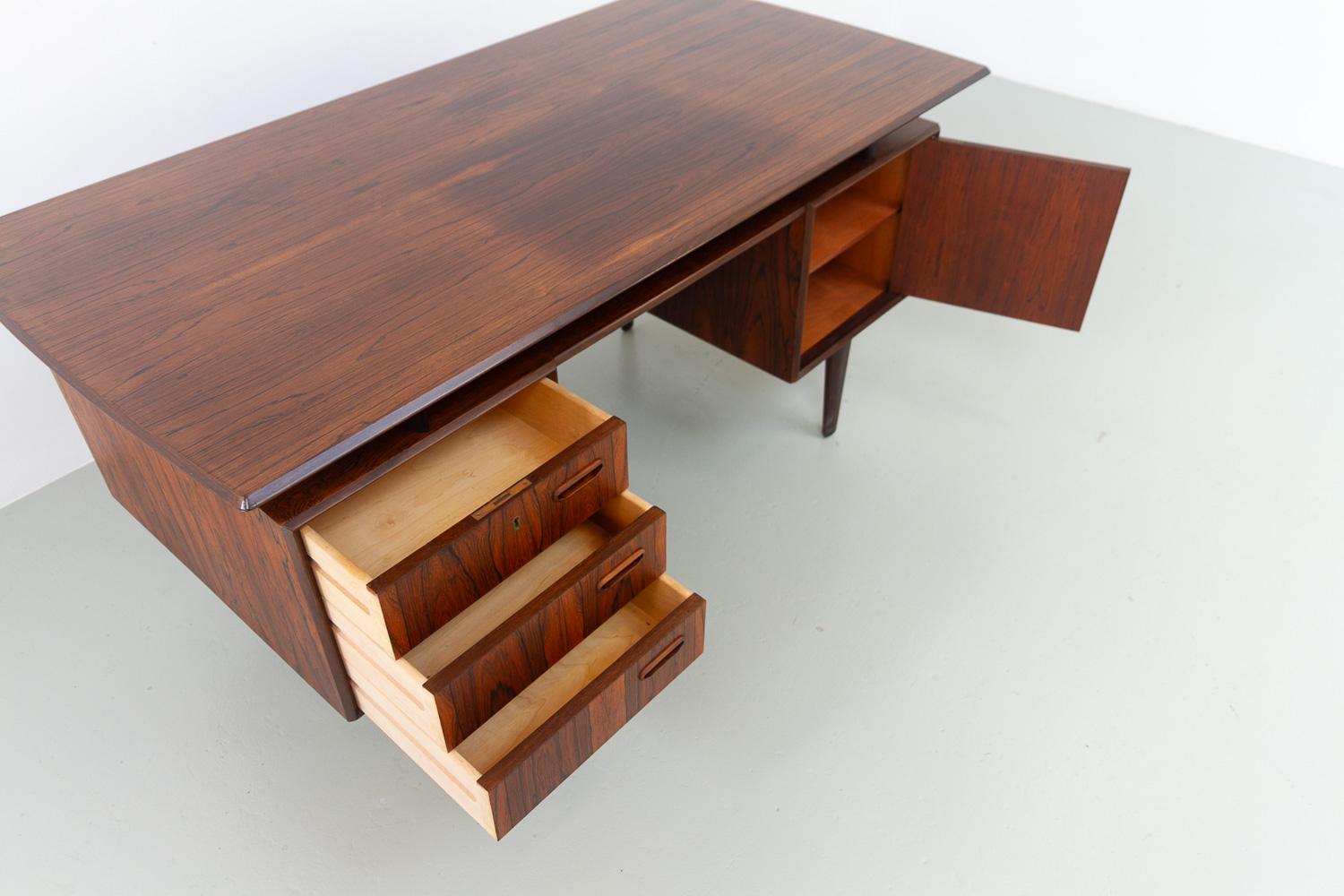 Danish Mid-Century Freestanding Rosewood Desk with Floating Top, 1960s. For Sale 2
