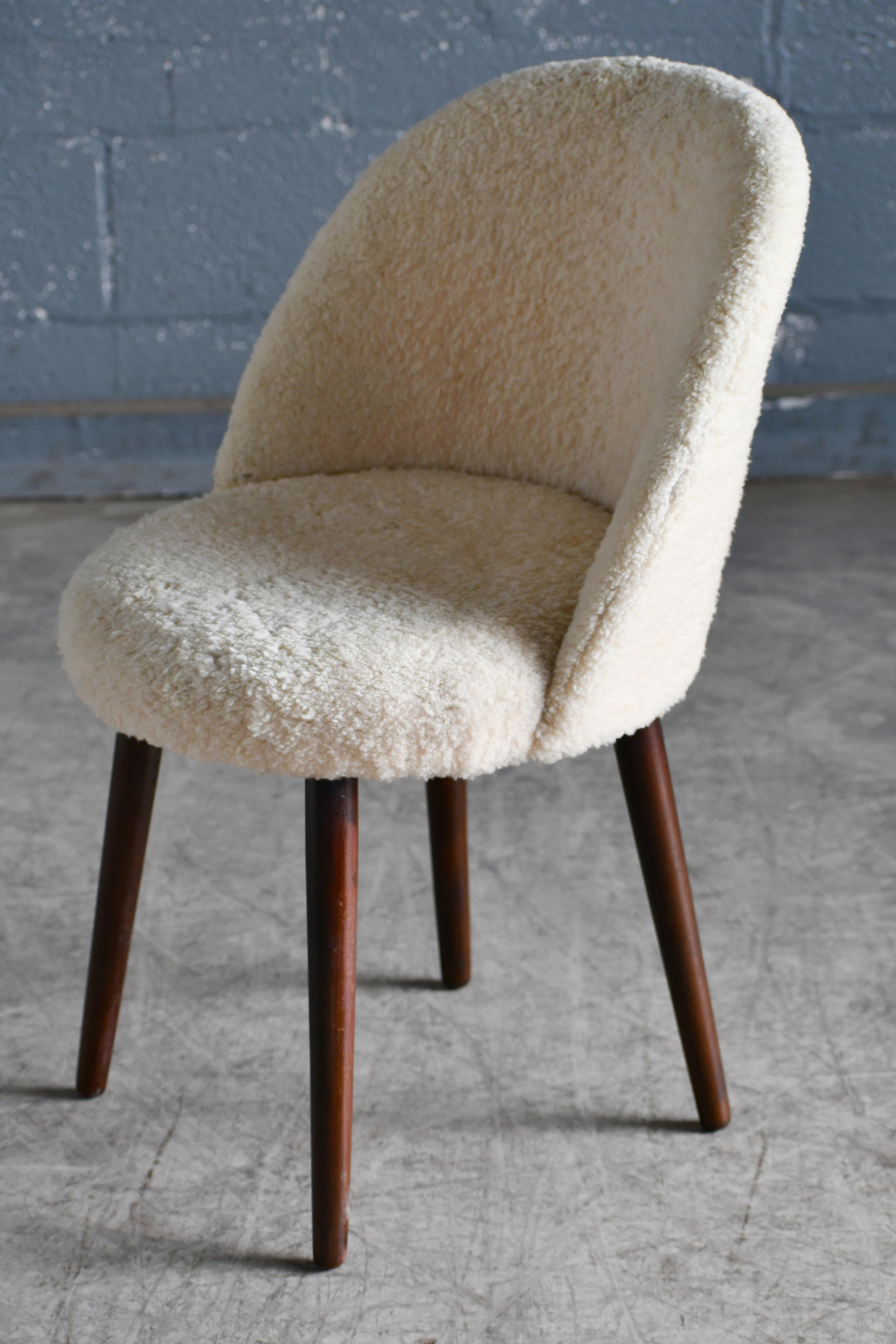 Danish Midcentury Frode Holm Style Accent or Vanity Chair in Lambskin 'v' In Good Condition In Bridgeport, CT