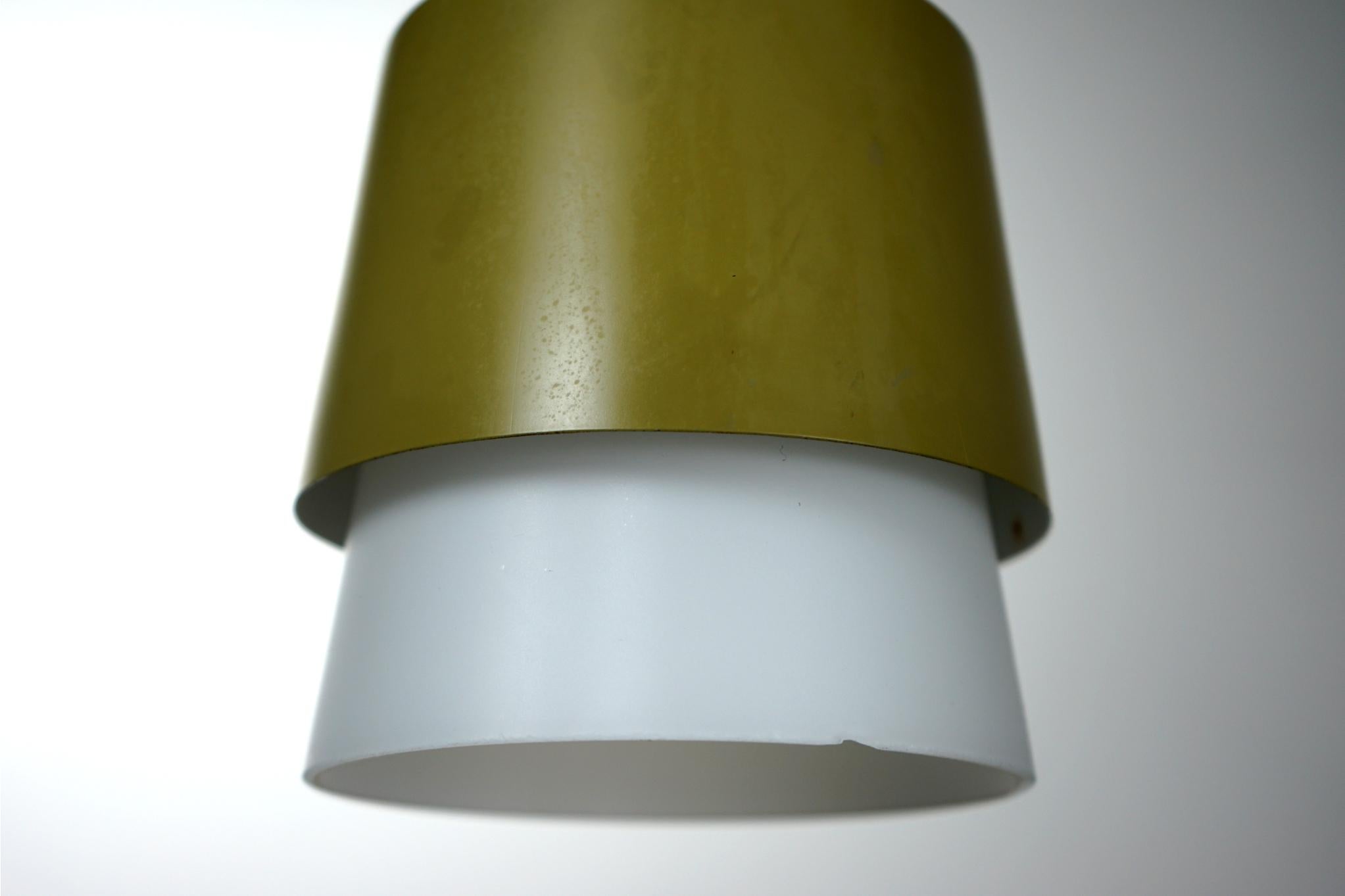 Milieu du XXe siècle Lampe à suspension danoise en verre et métal du milieu du siècle dernier en vente