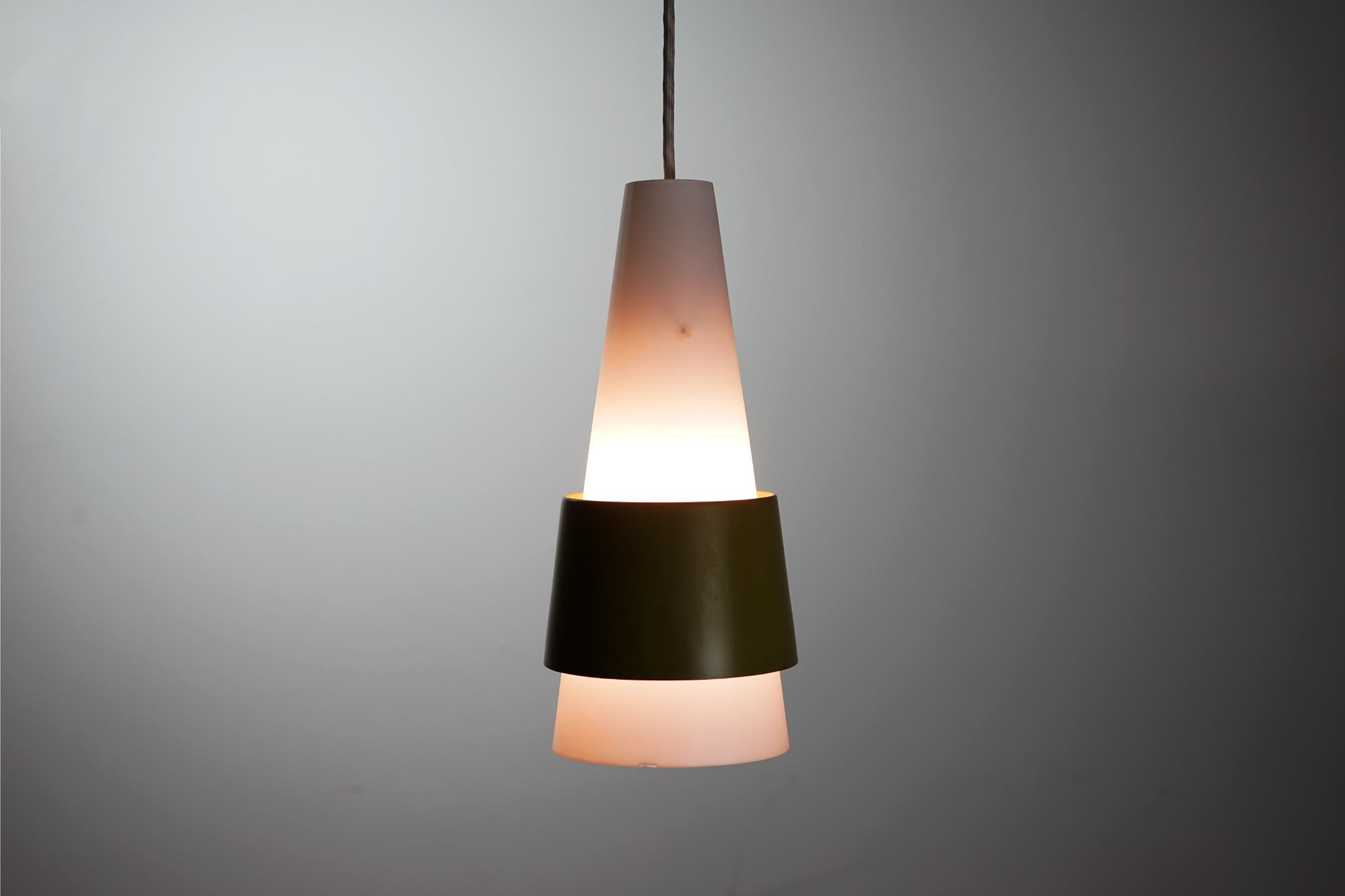Lampe à suspension danoise en verre et métal du milieu du siècle dernier en vente 1