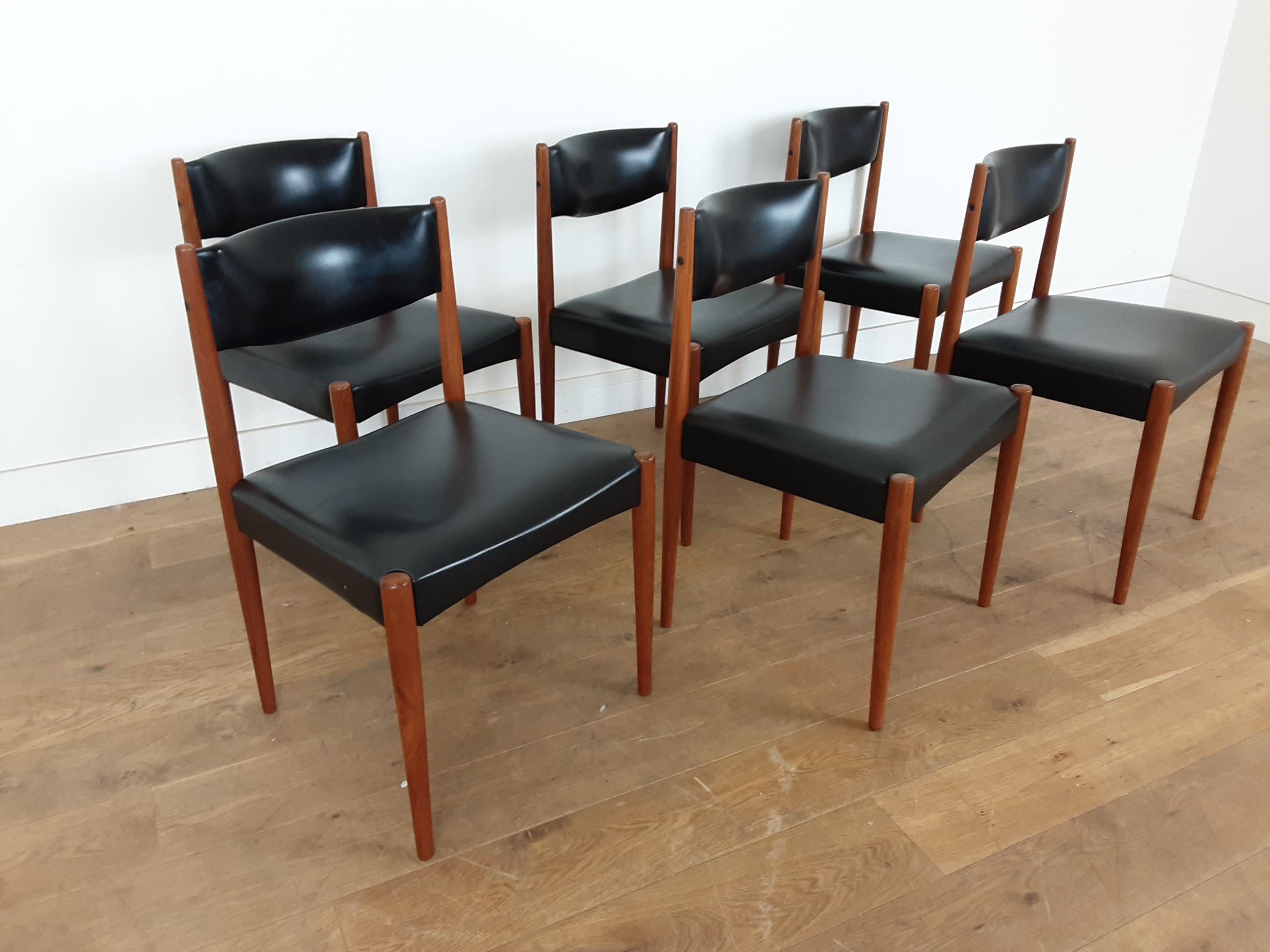 Danish Midcentury Golden Teak Extendable Dining Table and Six Chairs For Sale 3