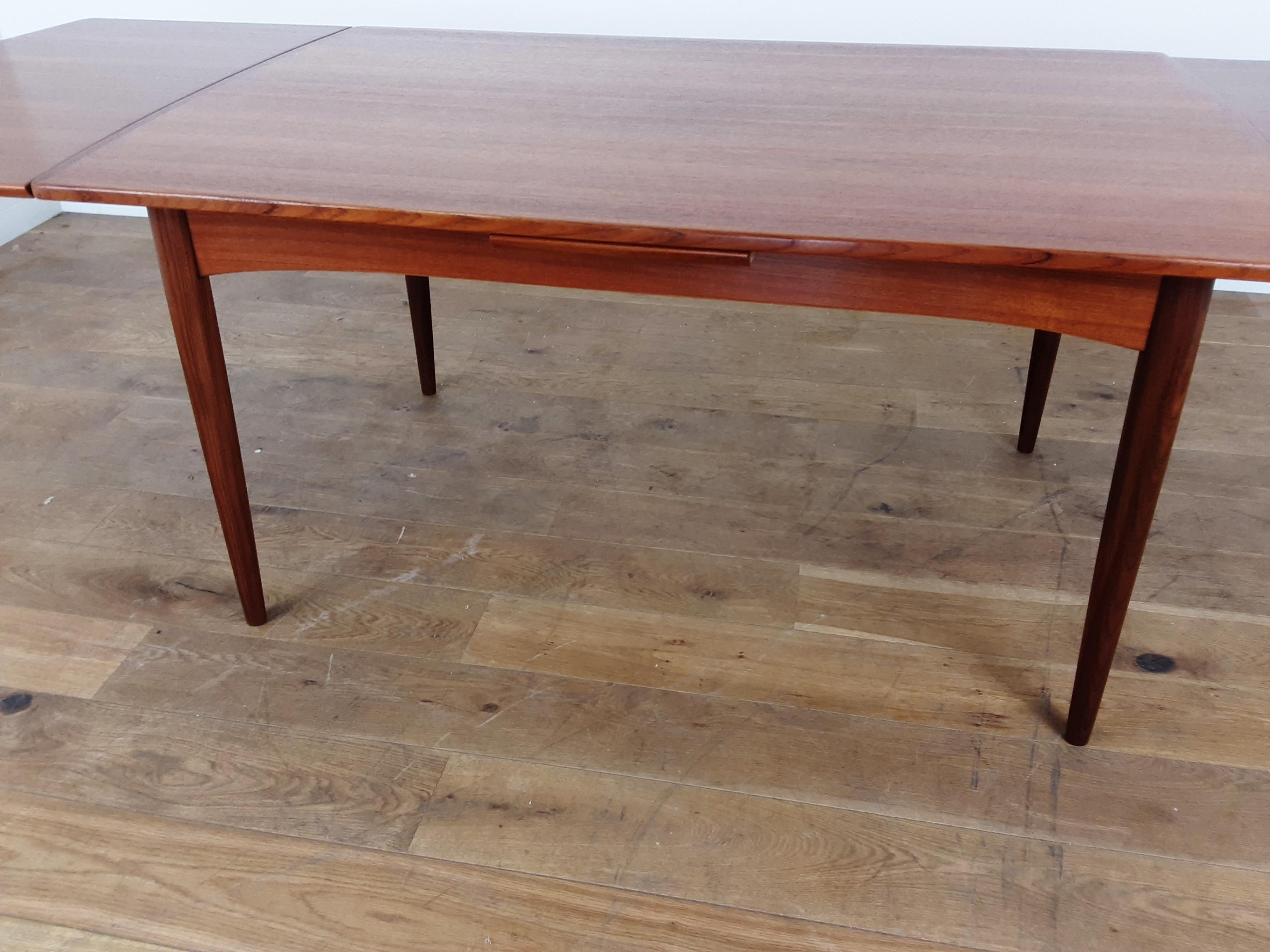 Danish Midcentury Golden Teak Extendable Dining Table and Six Chairs In Good Condition For Sale In London, GB