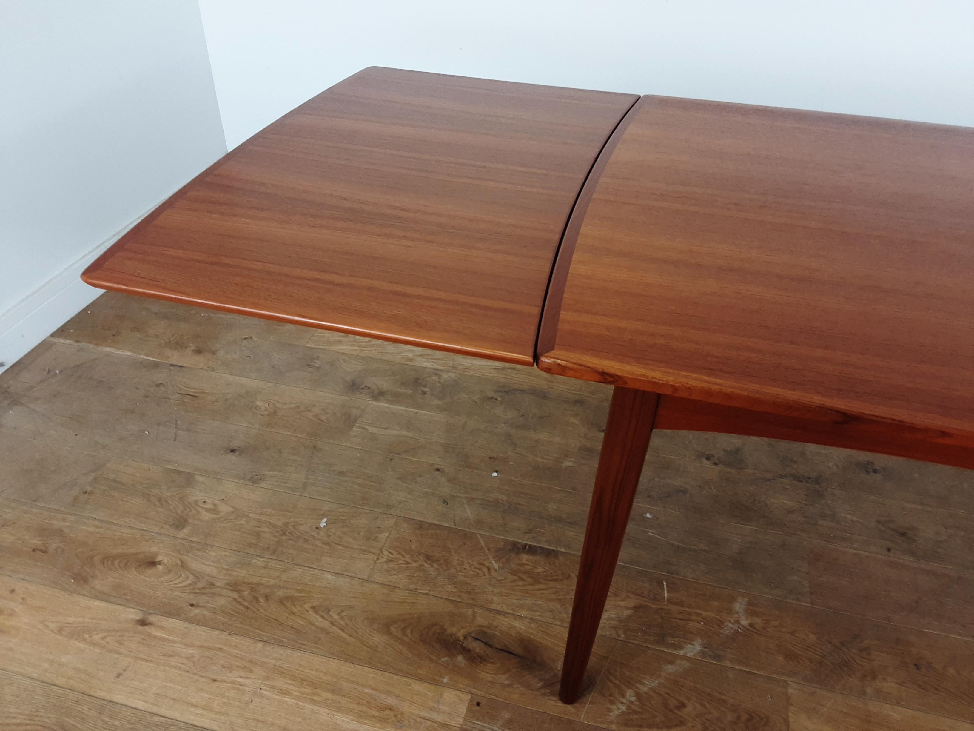 20th Century Danish Midcentury Golden Teak Extendable Dining Table and Six Chairs For Sale