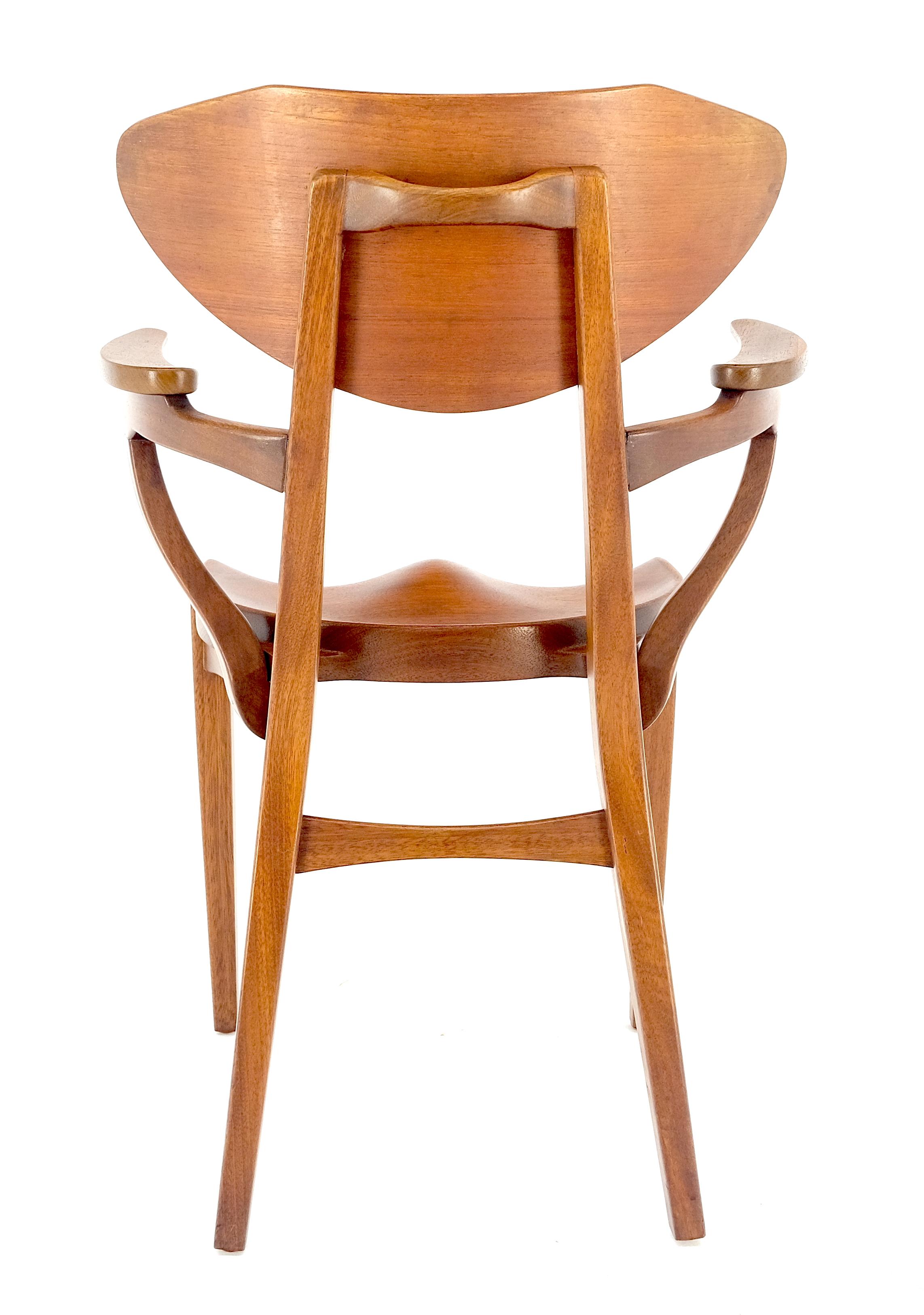 Silla escultórica danesa de mediados de siglo con brazos de nogal macizo y pesadamente tallada en venta 4