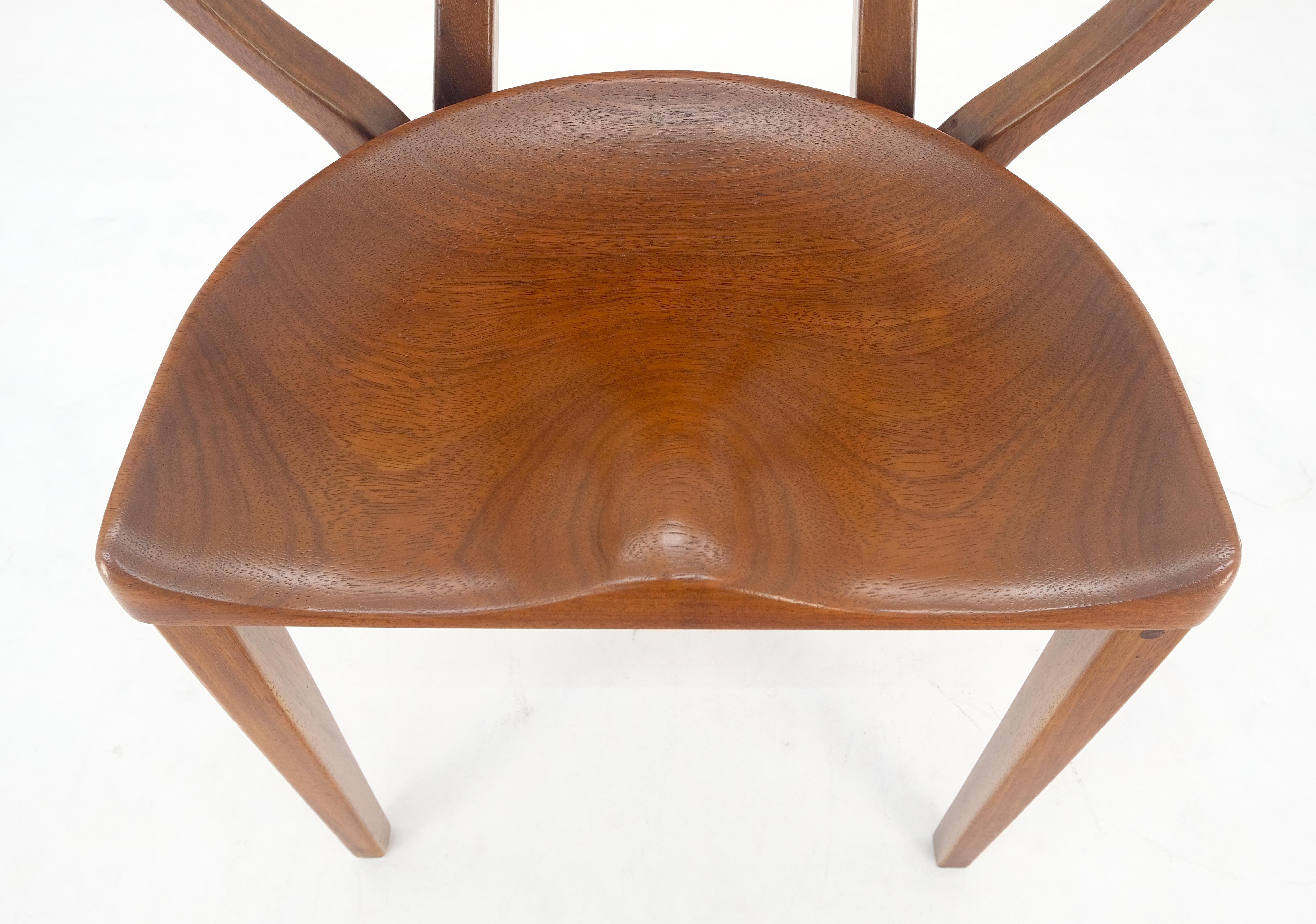 Silla escultural danesa de mediados de siglo con brazos de madera maciza de nogal tallada MENTA