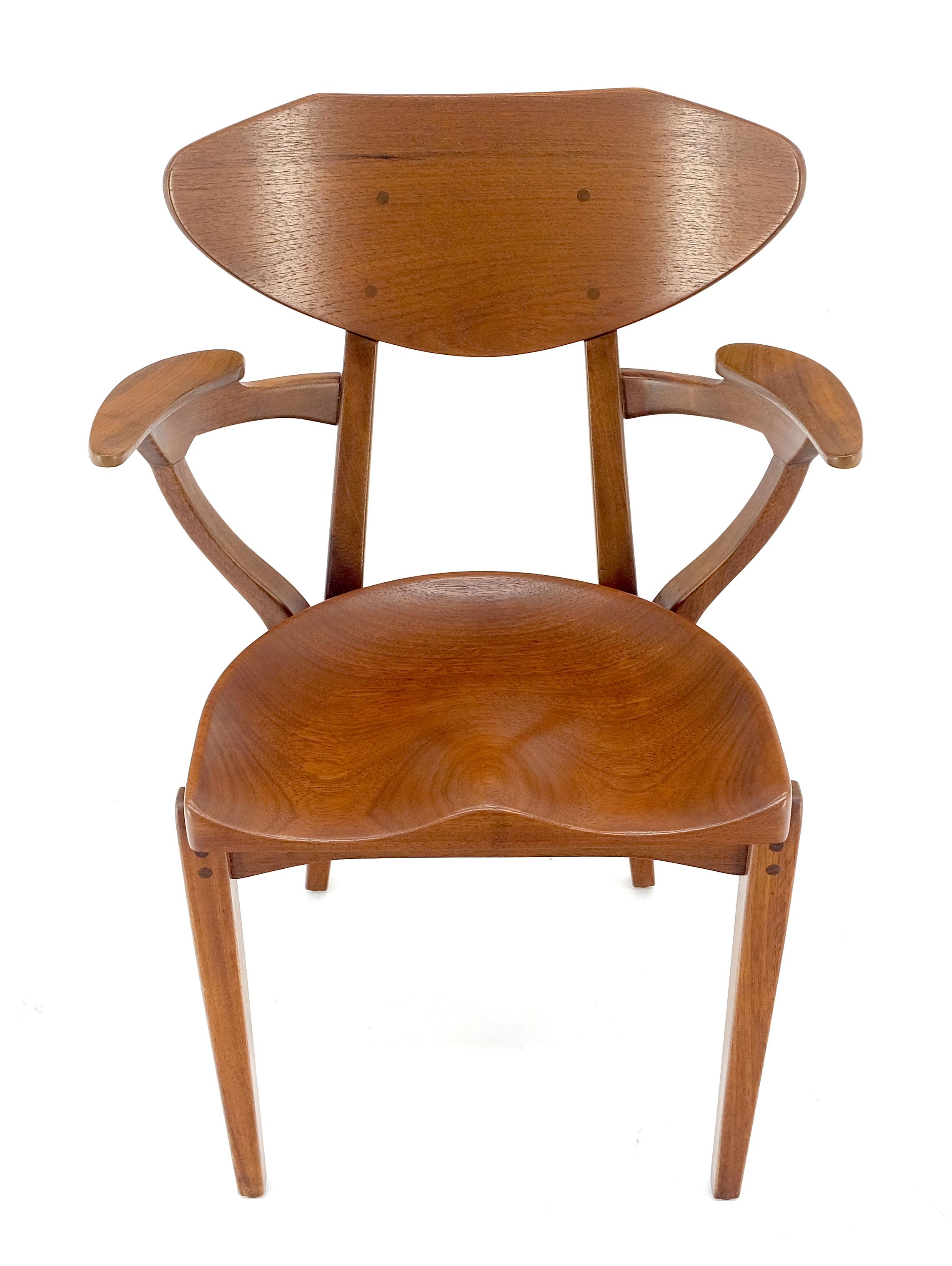Silla escultórica danesa de mediados de siglo con brazos de nogal macizo y pesadamente tallada Moderno de mediados de siglo en venta